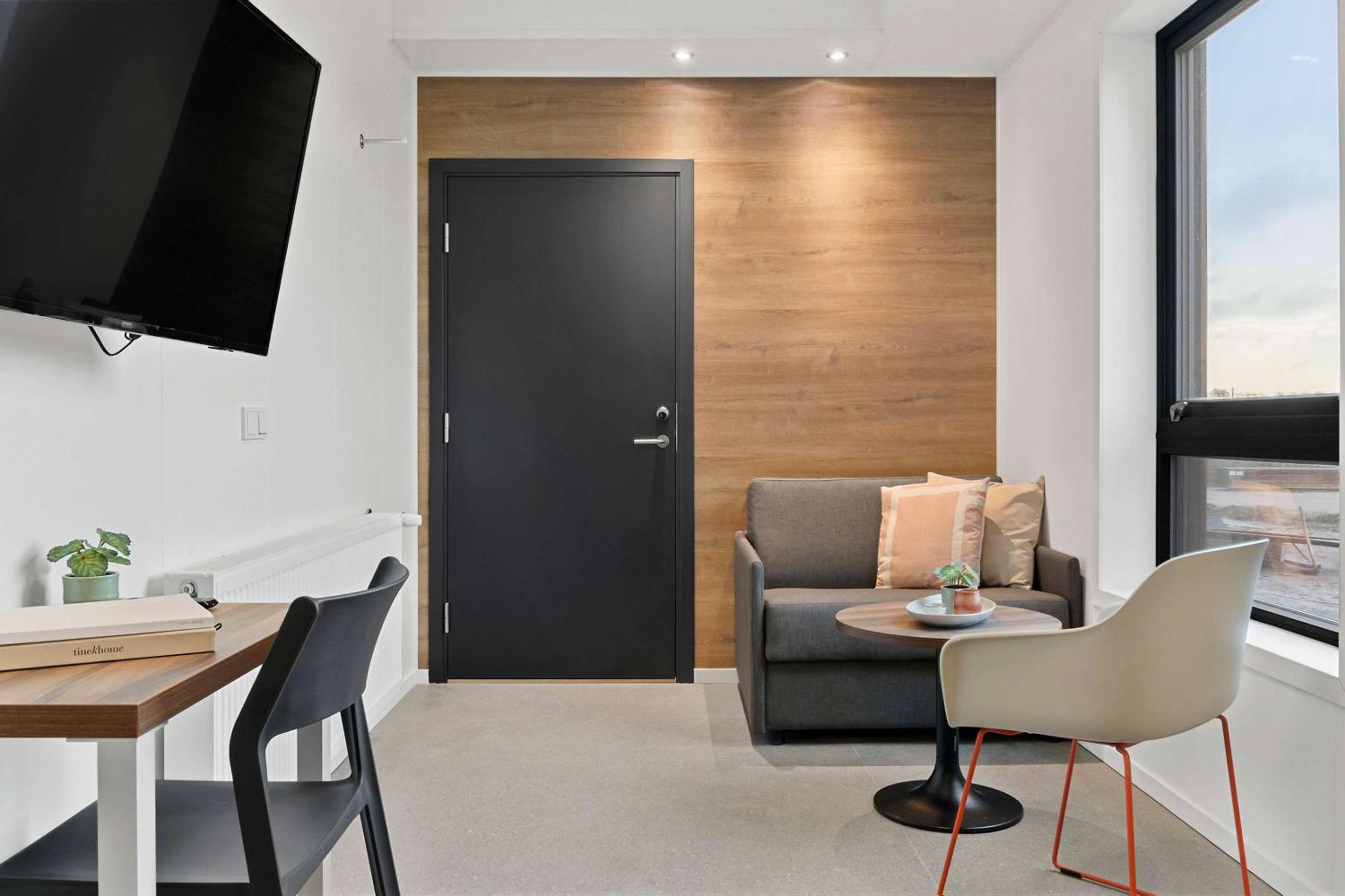Queen Room with Roll-In Shower - Disability Access - Photo 6
