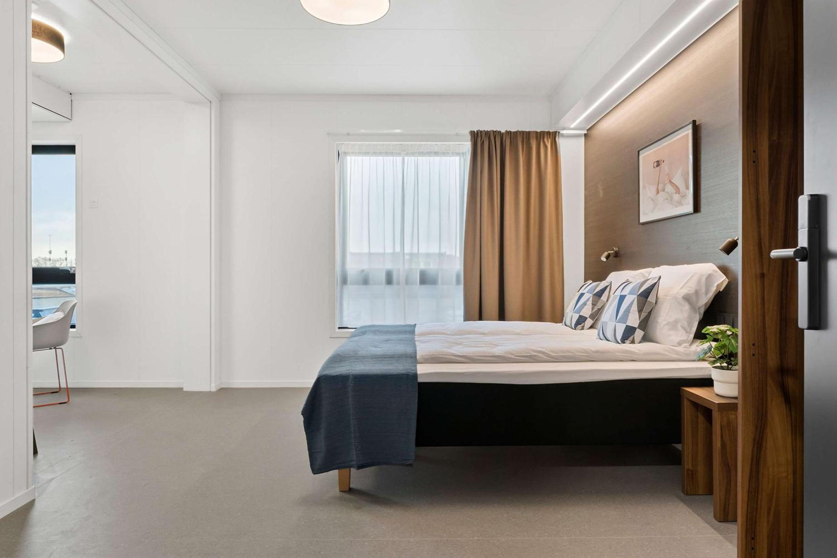 Queen Room with Roll-In Shower - Disability Access - Photo 4