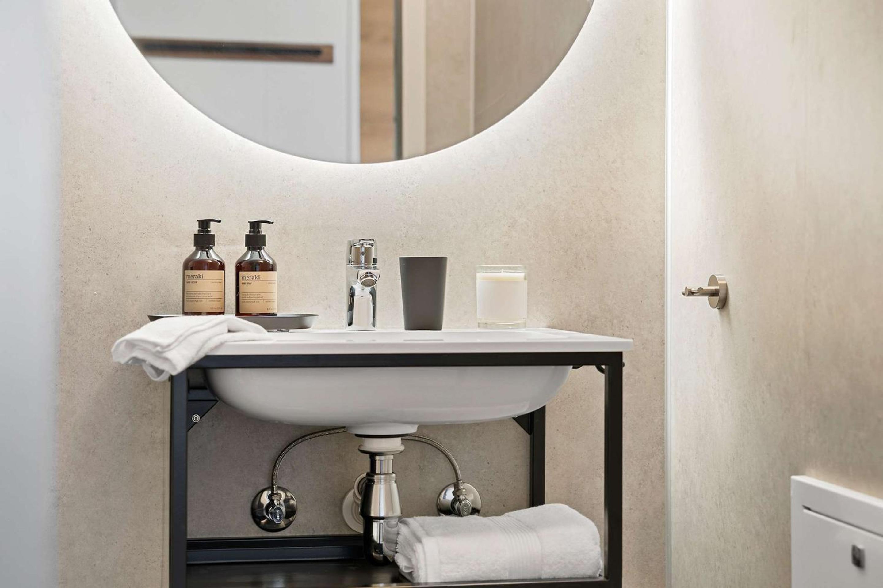 Queen Room with Roll-In Shower - Disability Access - Photo 14