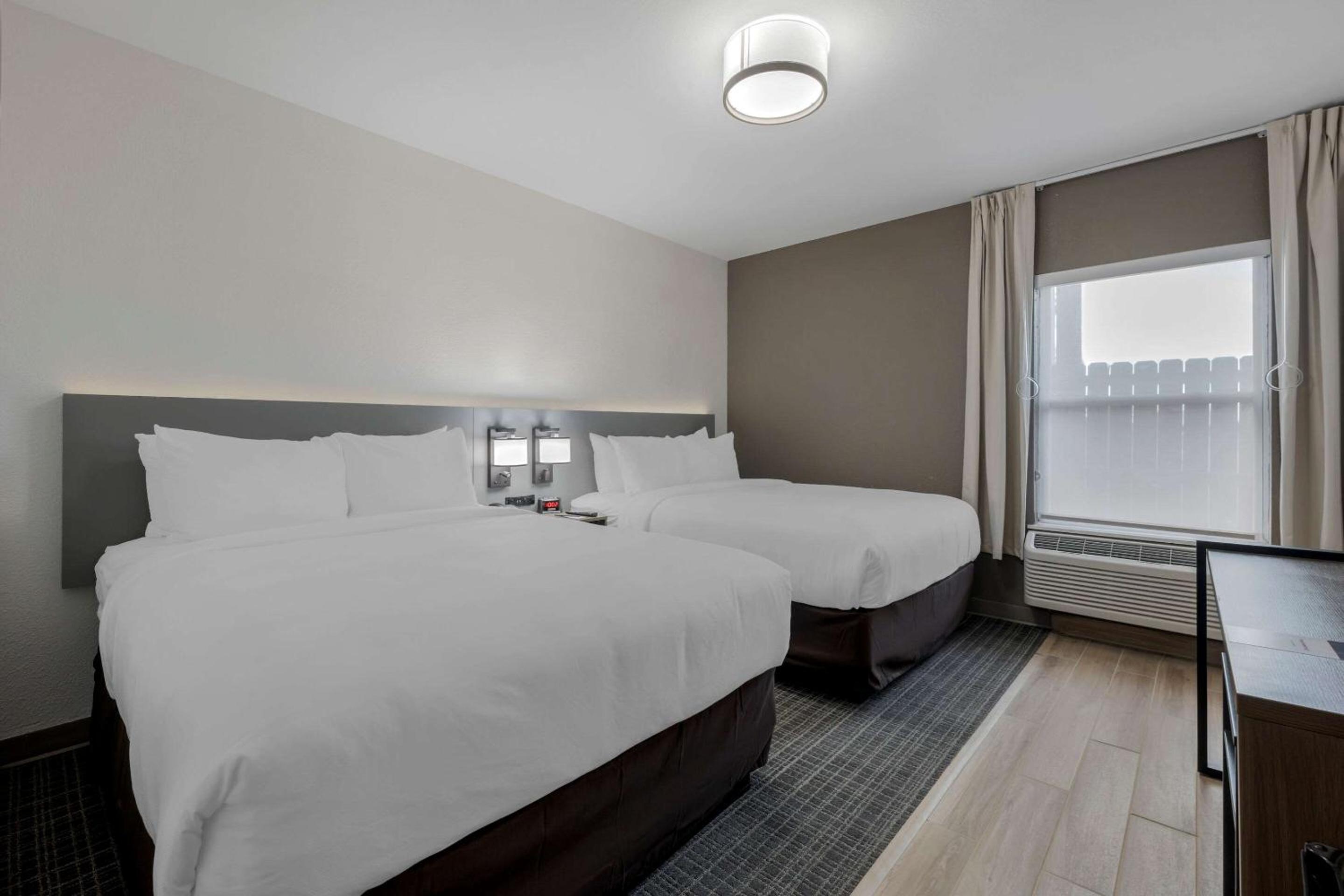 Queen Room with Two Queen Beds - Photo 16
