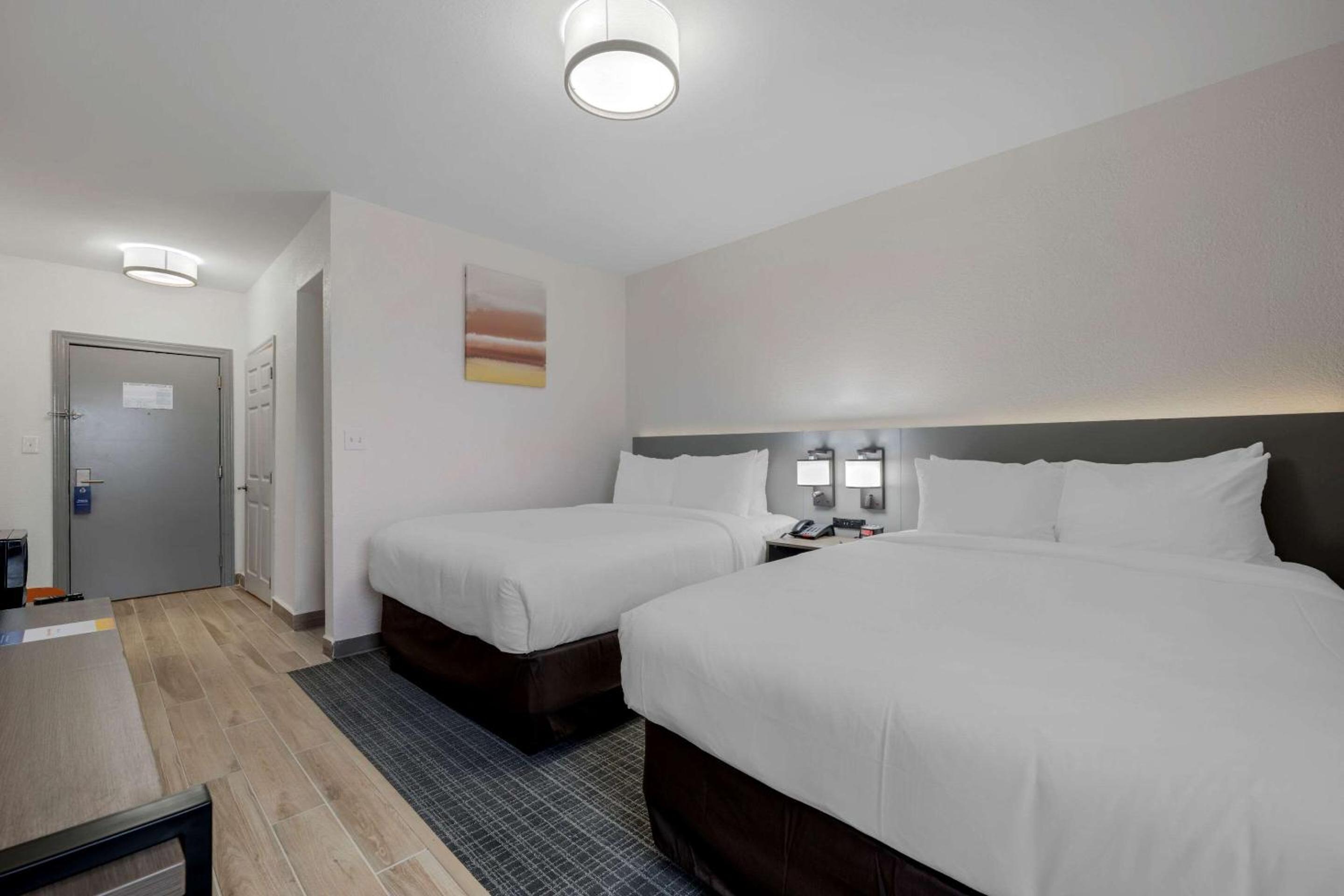 Queen Room with Two Queen Beds - Photo 15