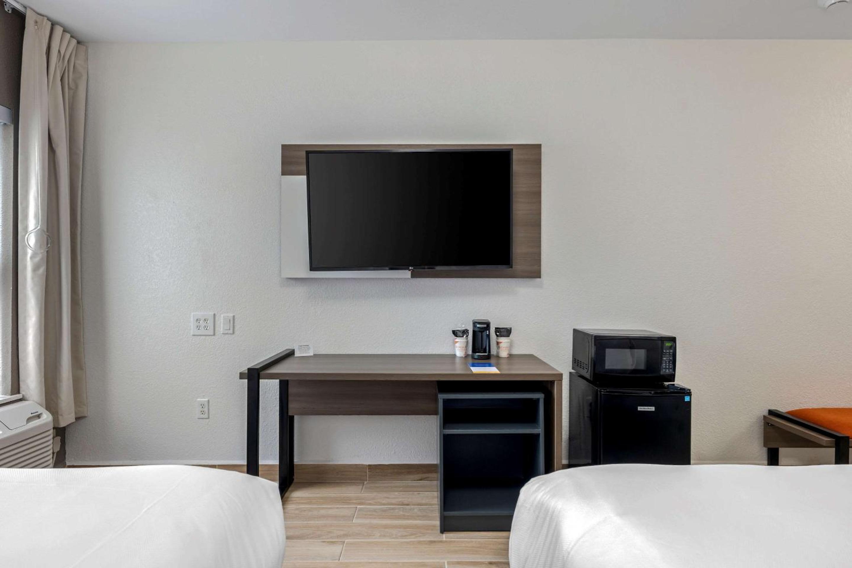 Queen Room with Two Queen Beds - Photo 18