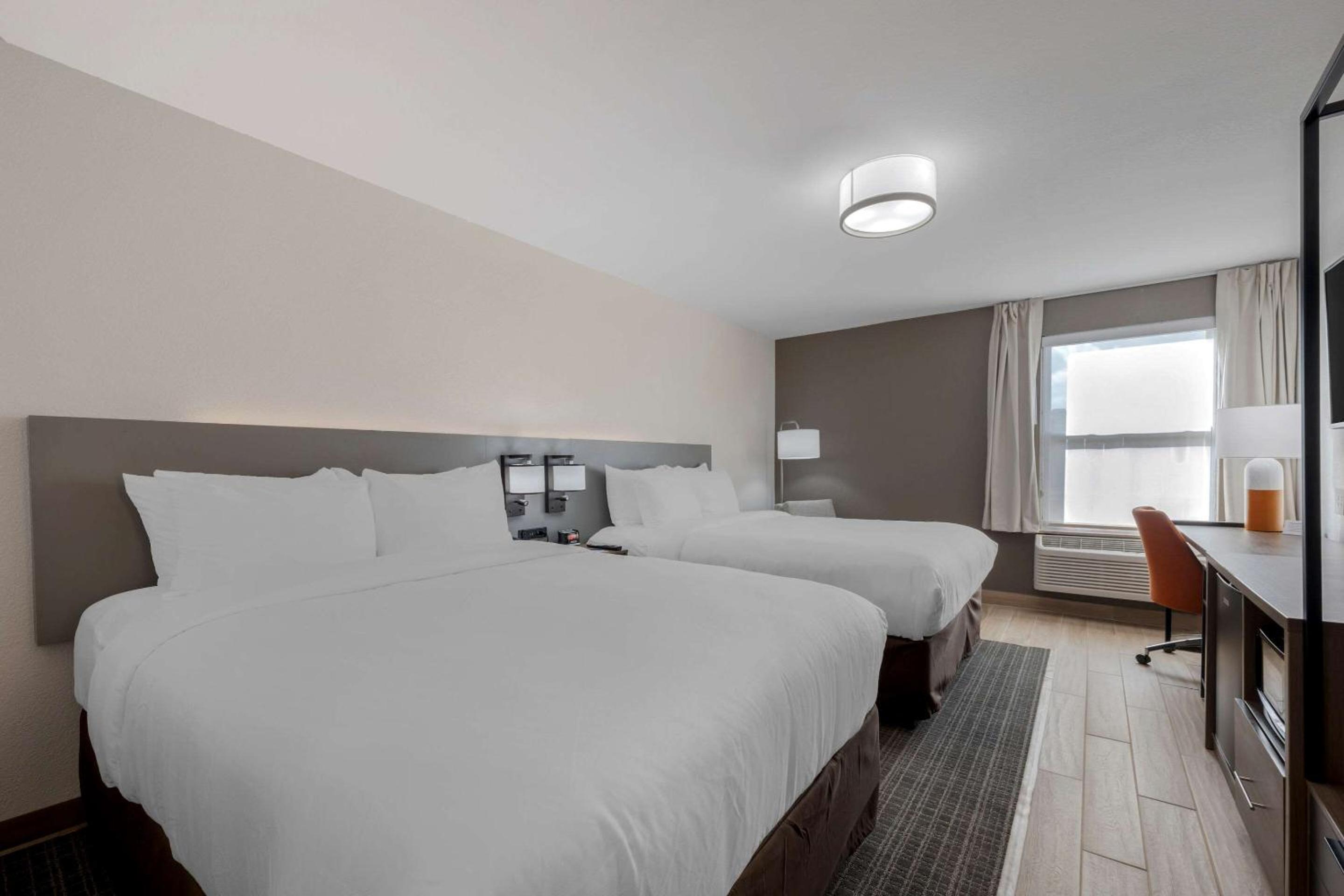 Queen Room with Two Queen Beds - Photo 6