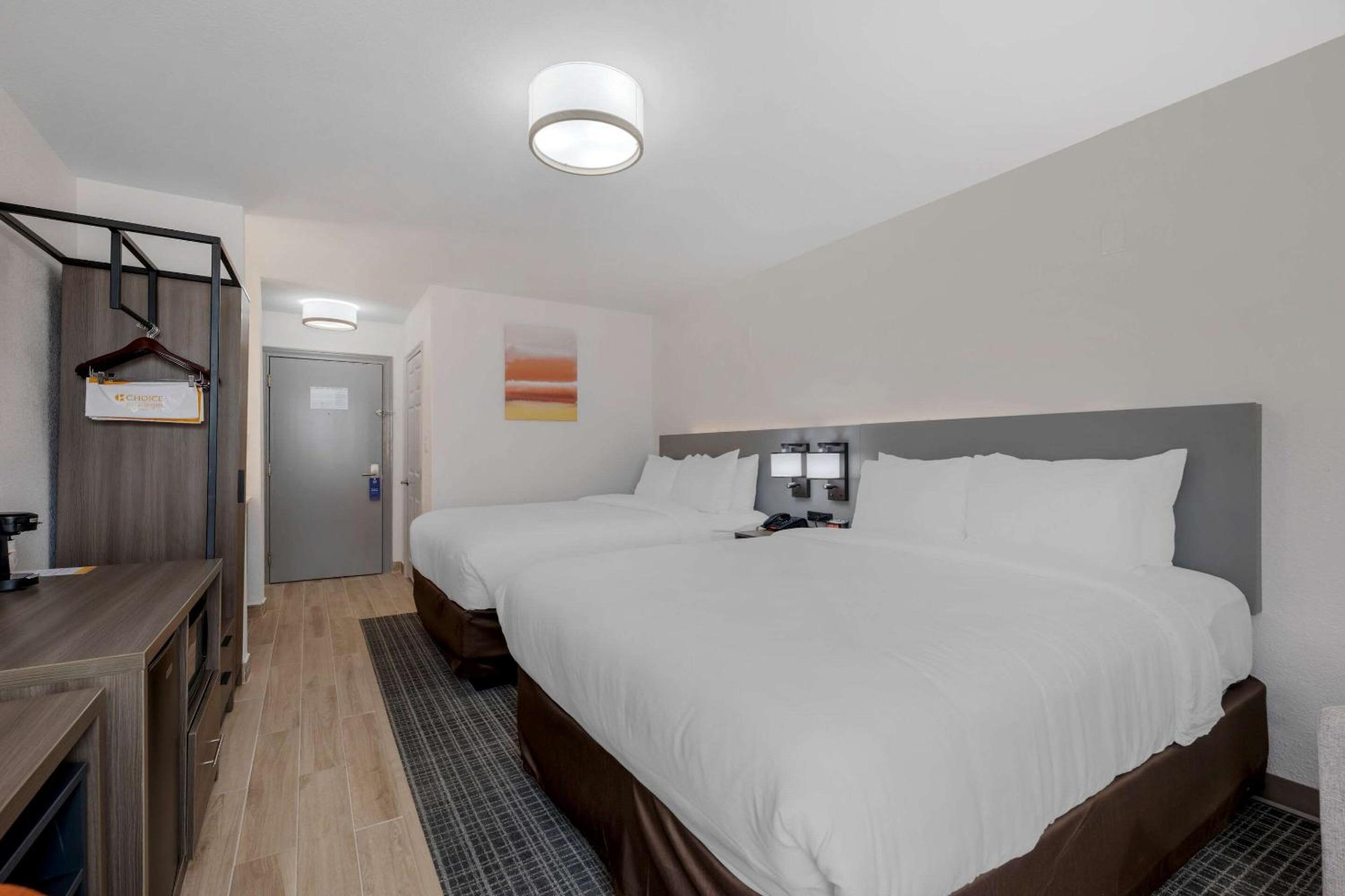 Queen Room with Two Queen Beds - Photo 14