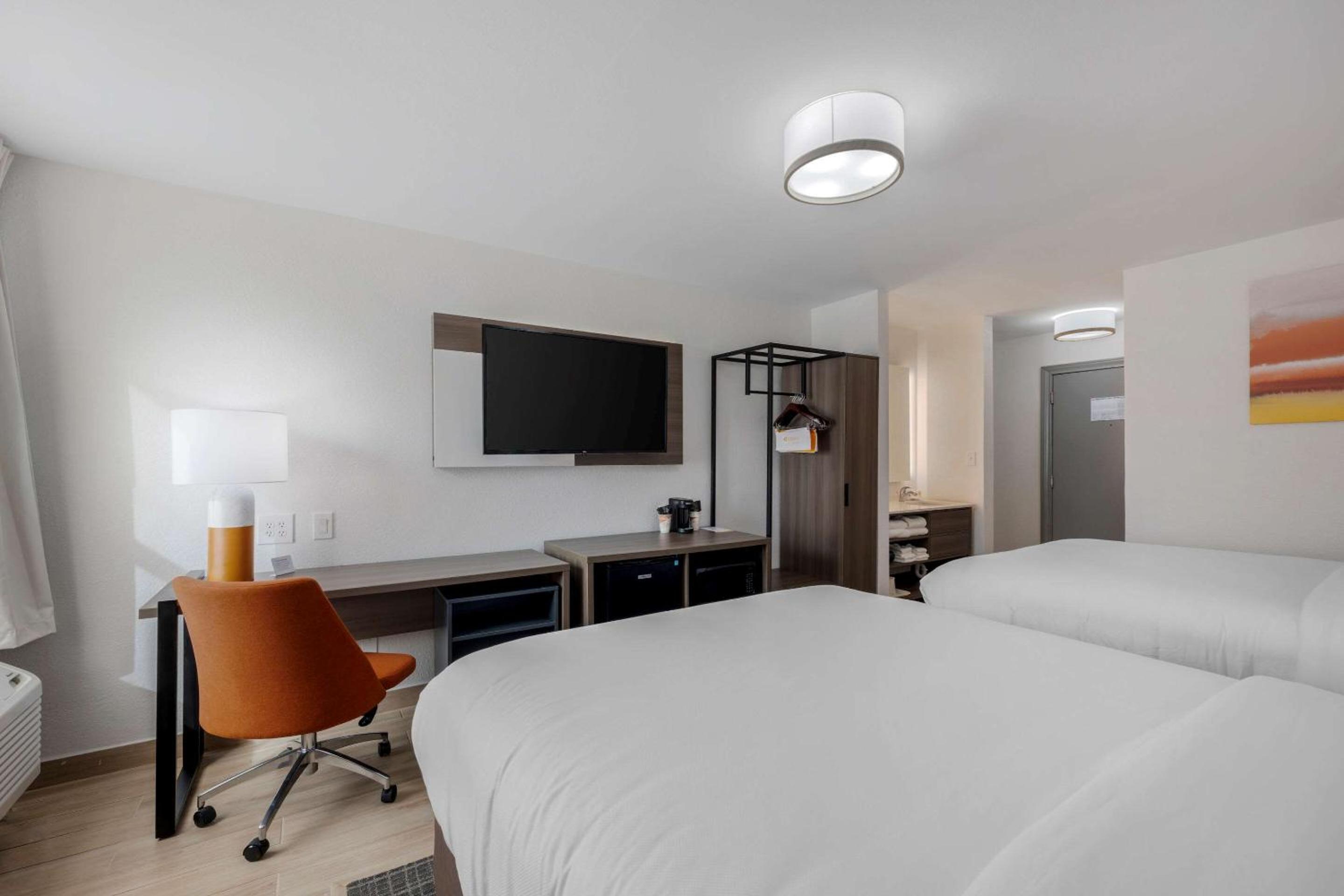 Queen Room with Two Queen Beds - Photo 19