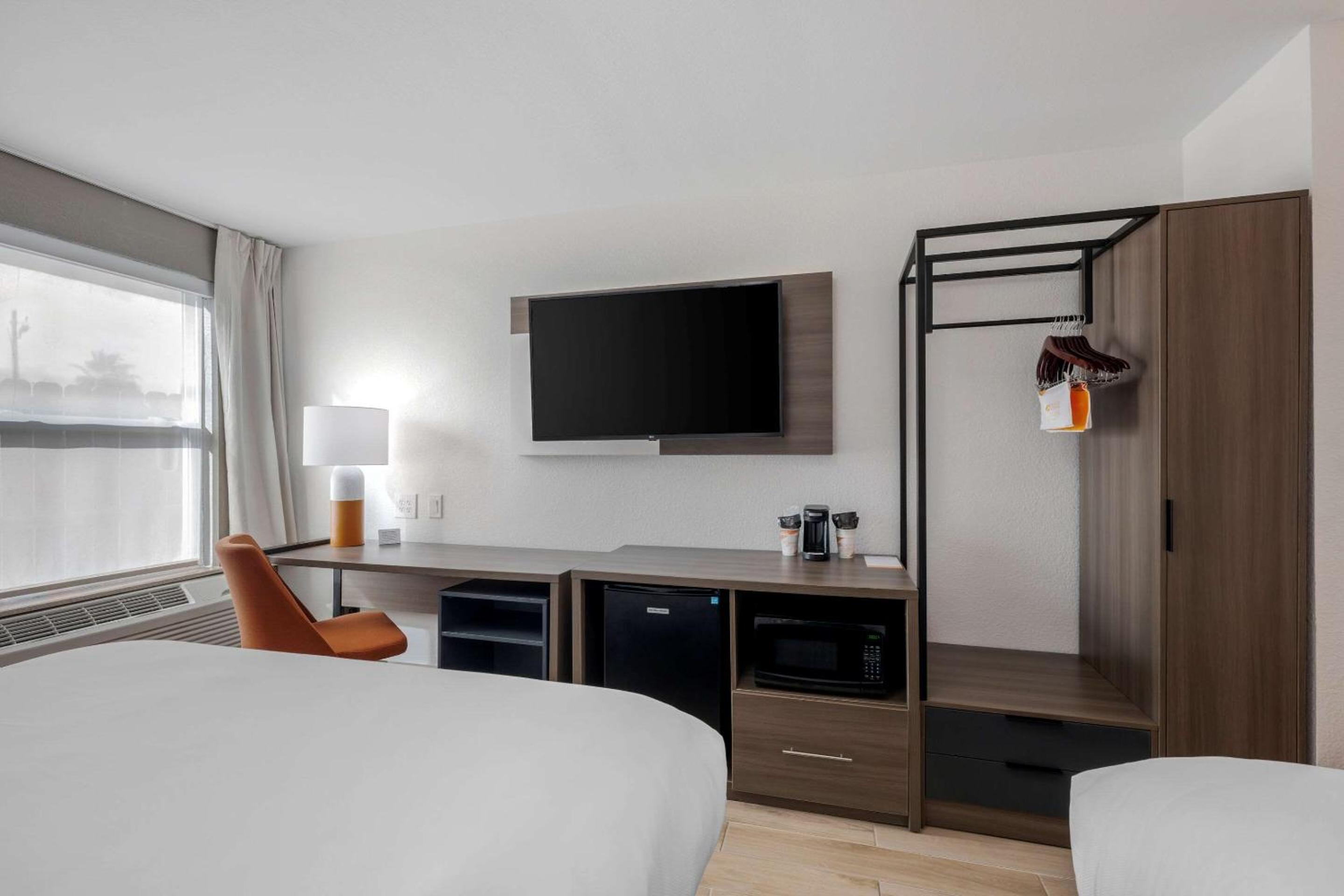 Queen Room with Two Queen Beds - Photo 12