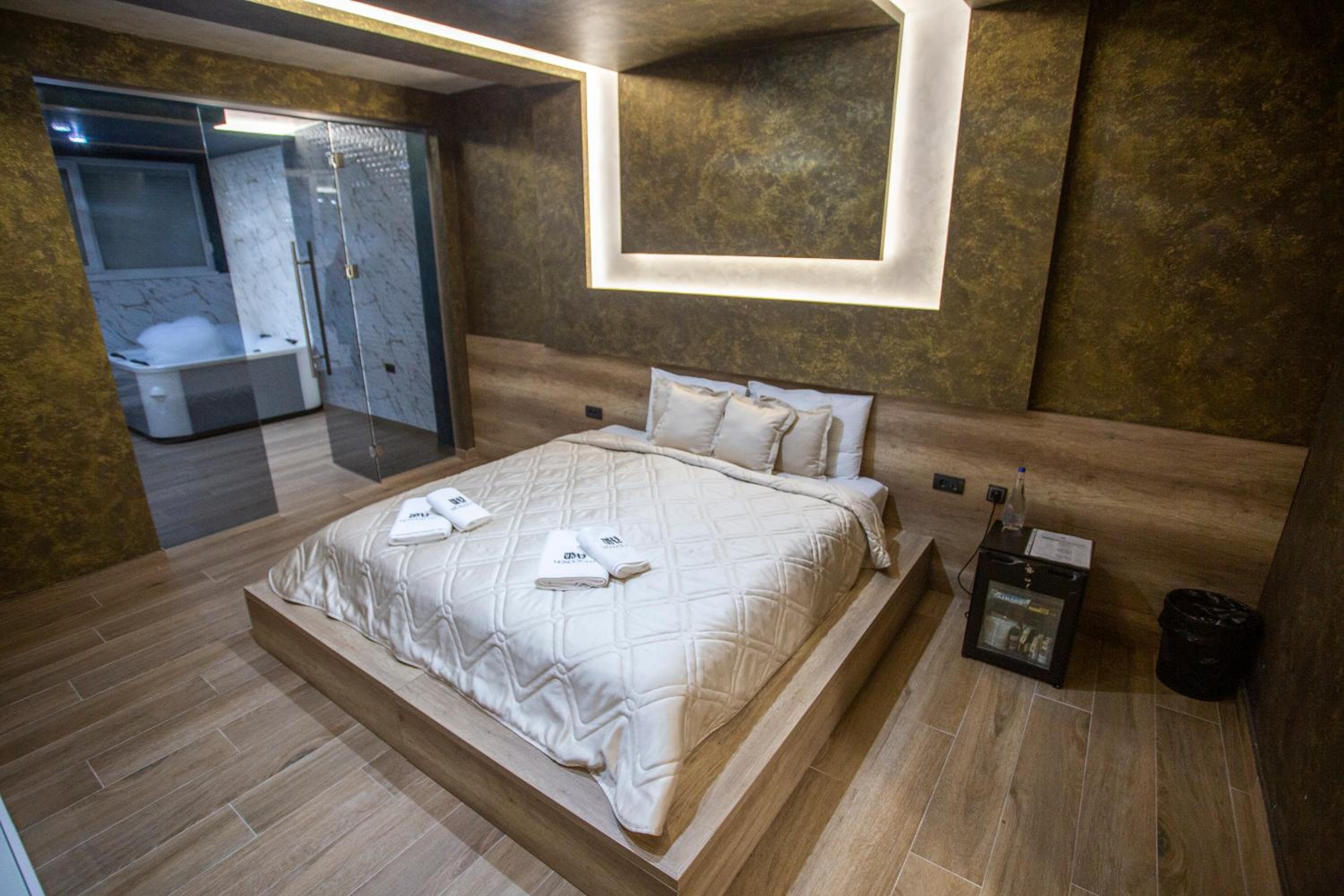 Double Room with Spa Bath - Photo 1