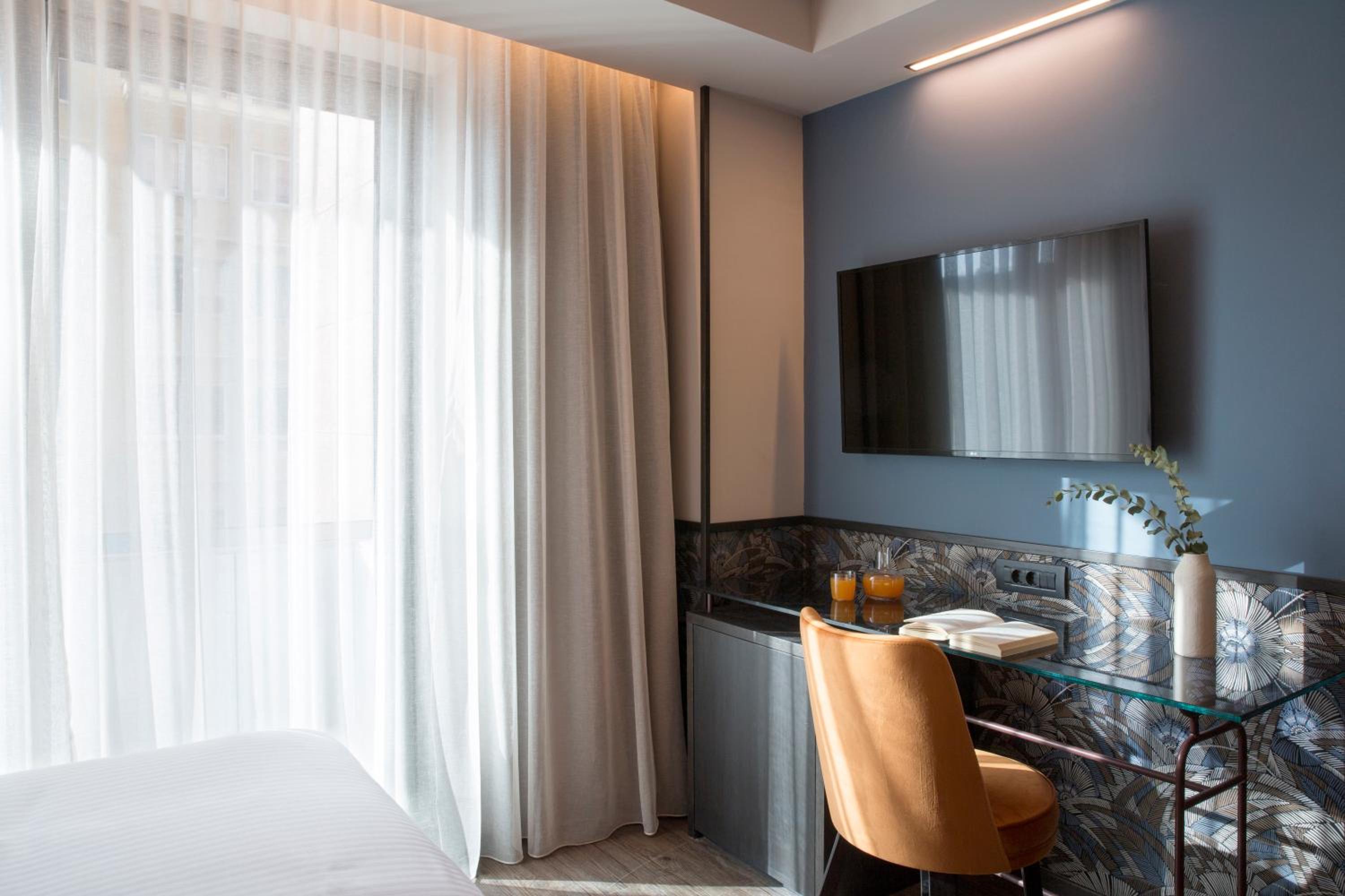 Deluxe Double Room with City View photo 2