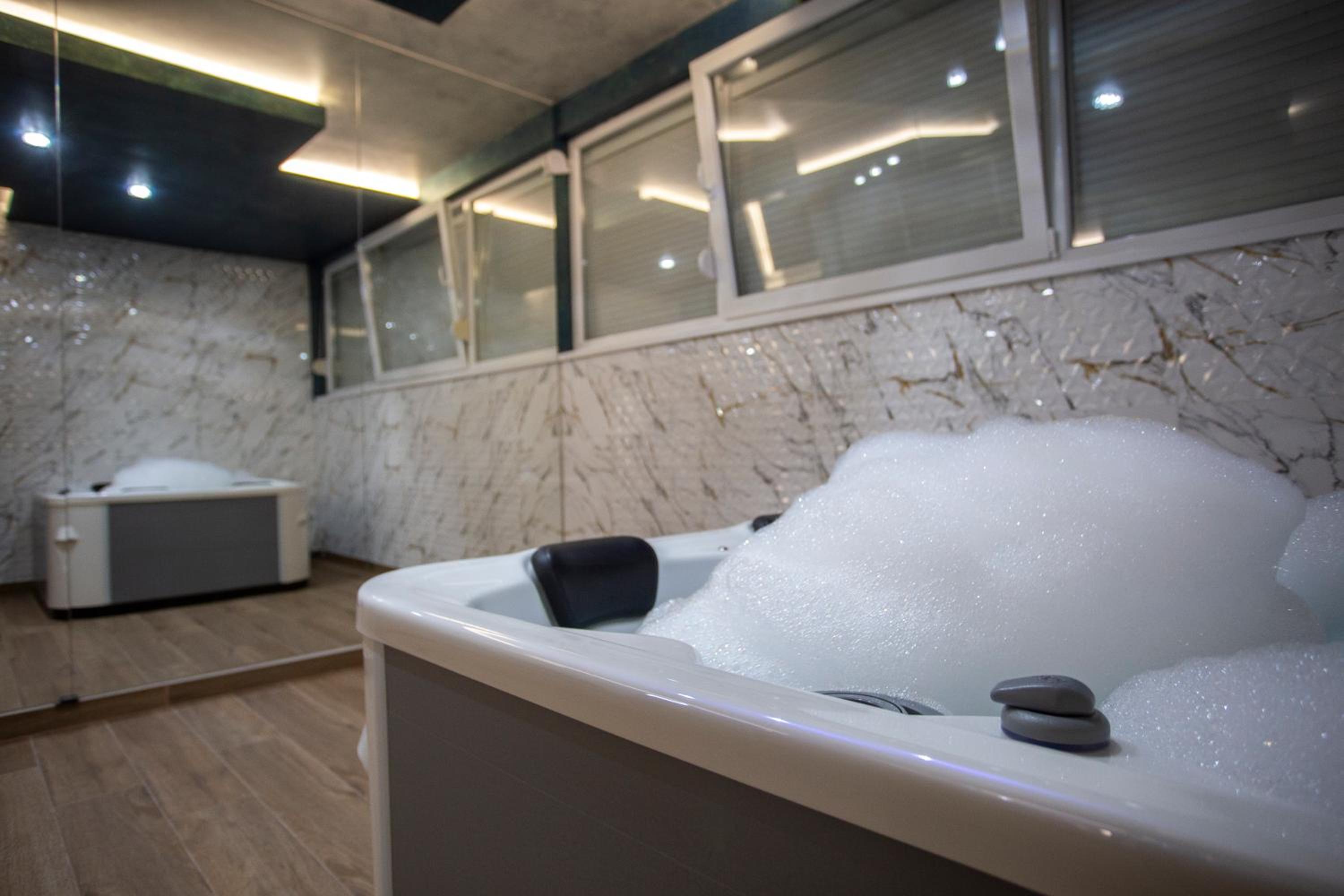 Double Room with Spa Bath - Photo 3