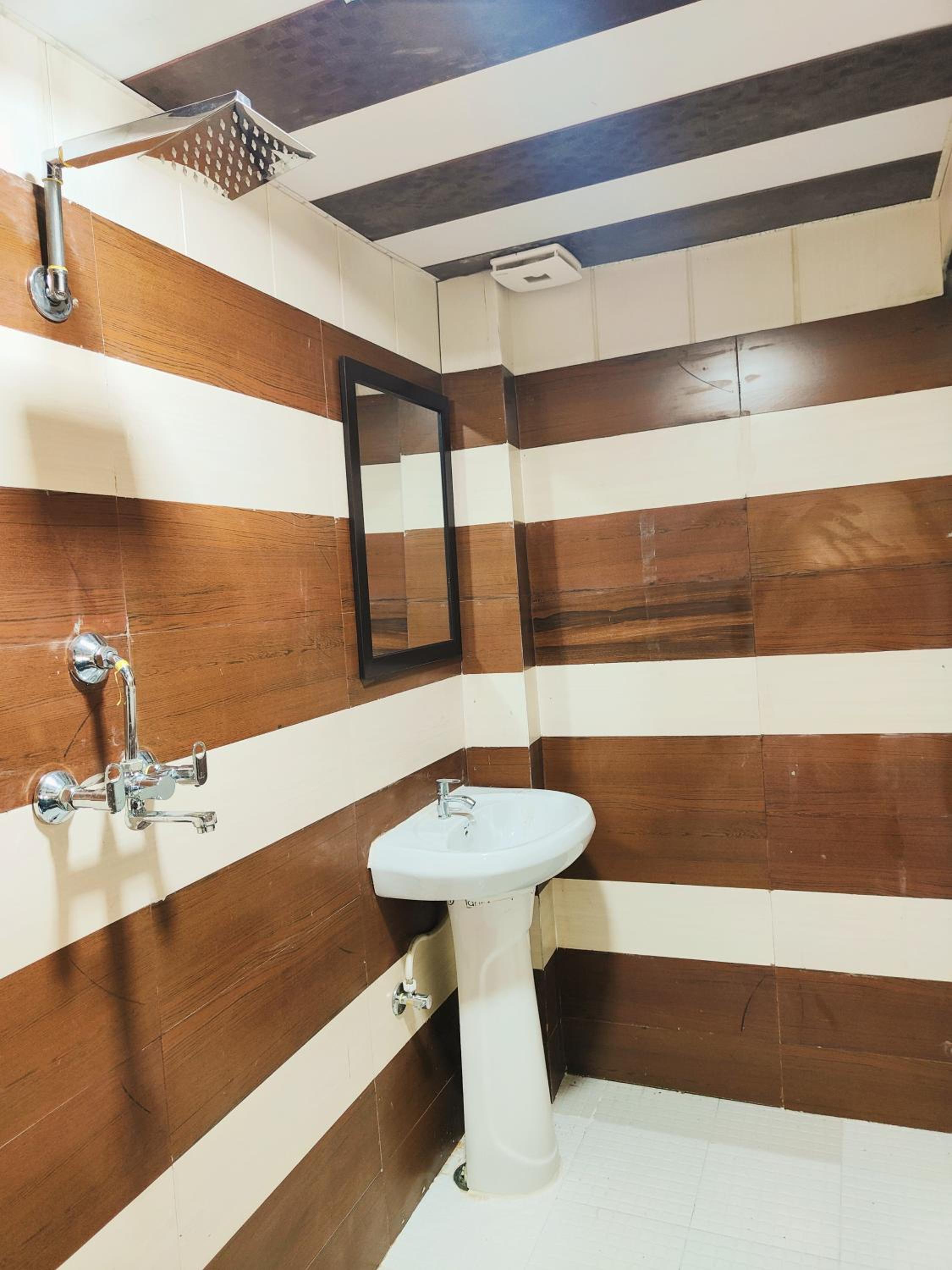 Deluxe Double Room (2 Adults + 1 Child) photo 3