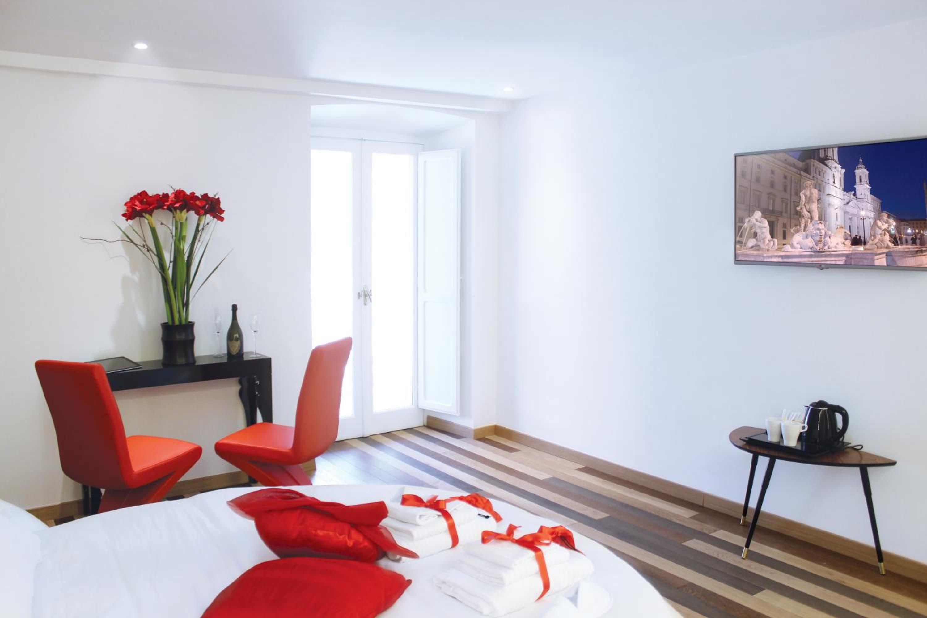 Suite with Balcony and City View photo 2