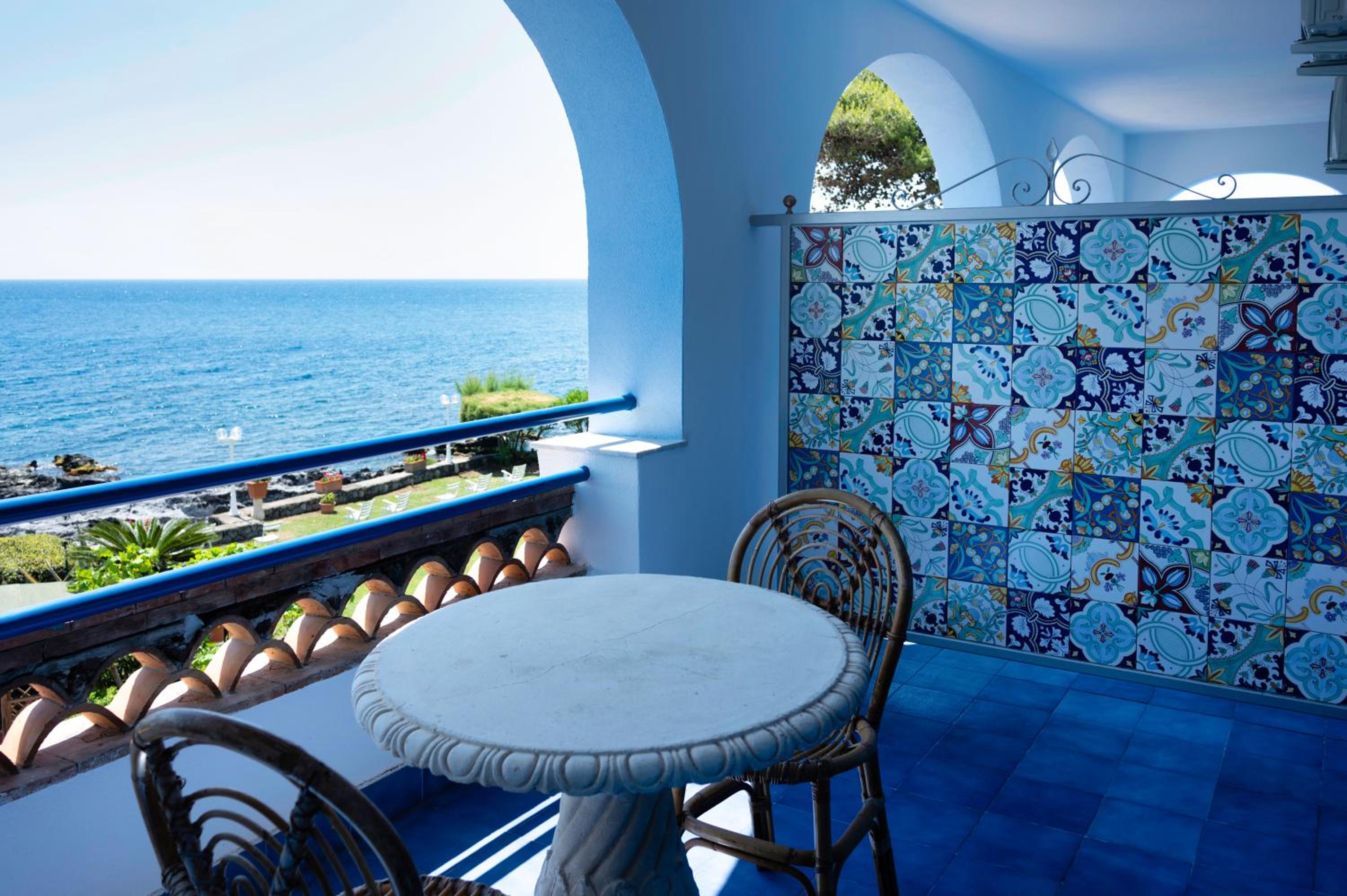 Double or Twin Room with Sea View - Photo 3