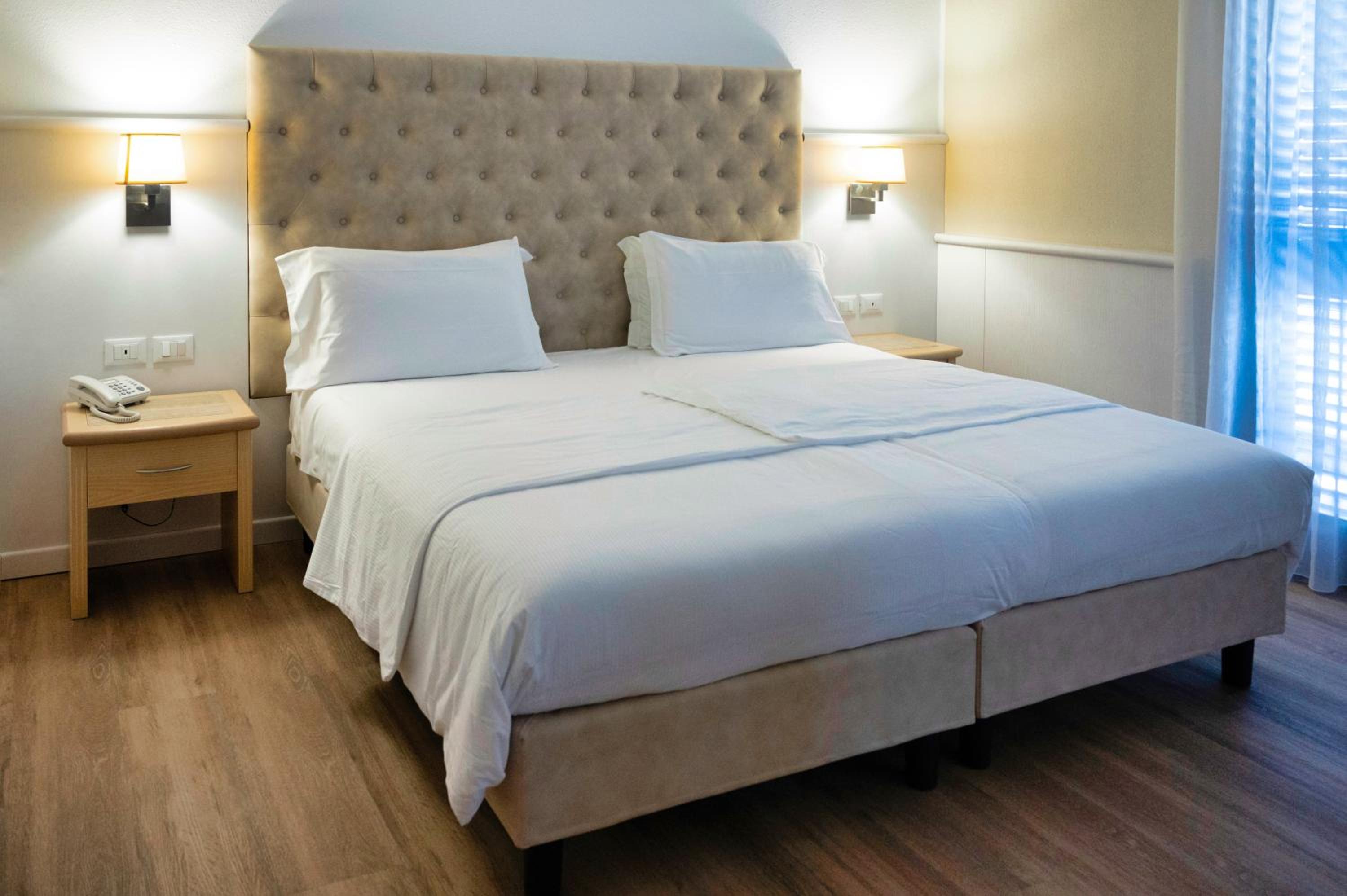 Double or Twin Room with Sea View - Photo 5