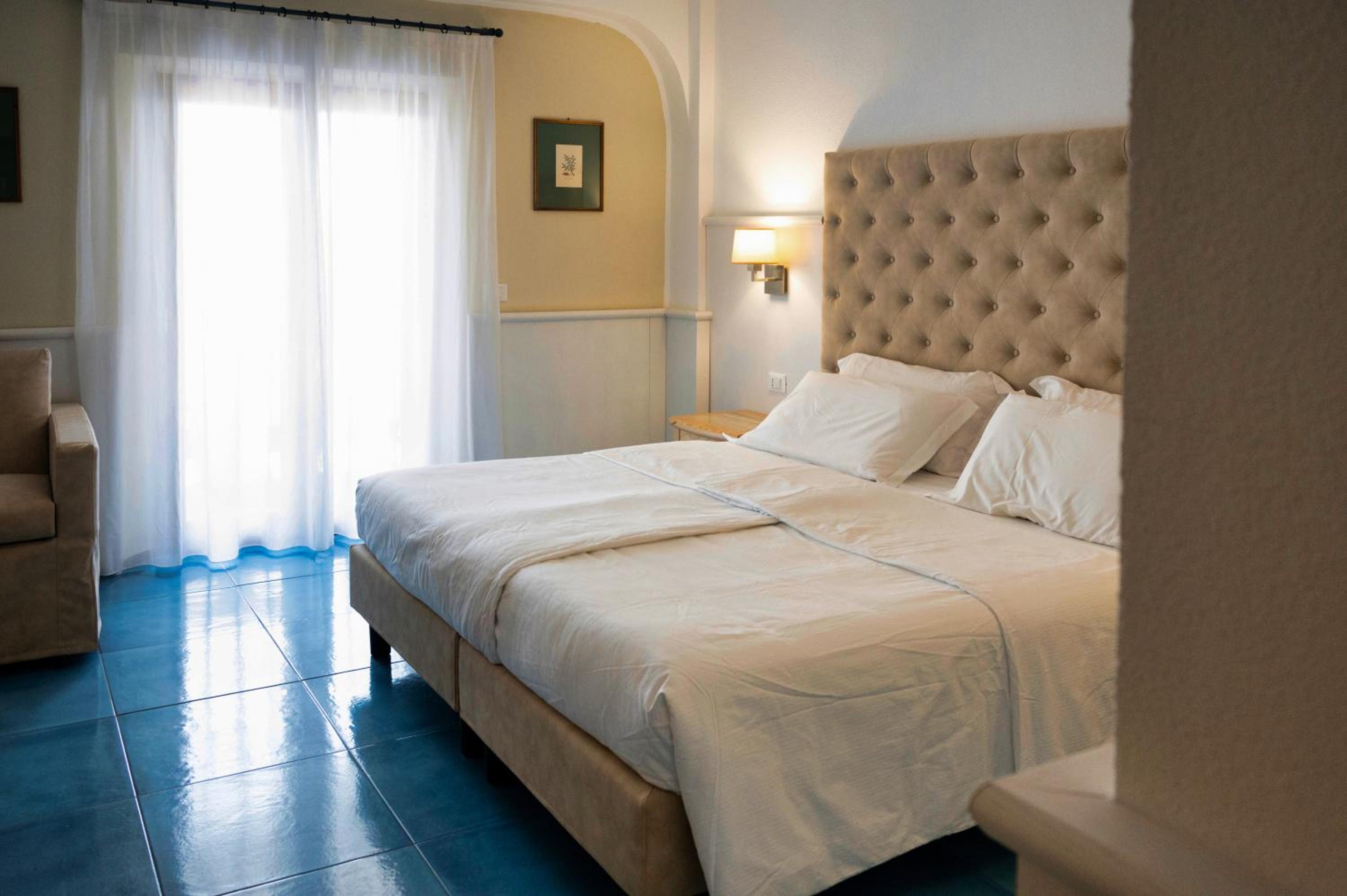Double or Twin Room with Sea View - Photo 1