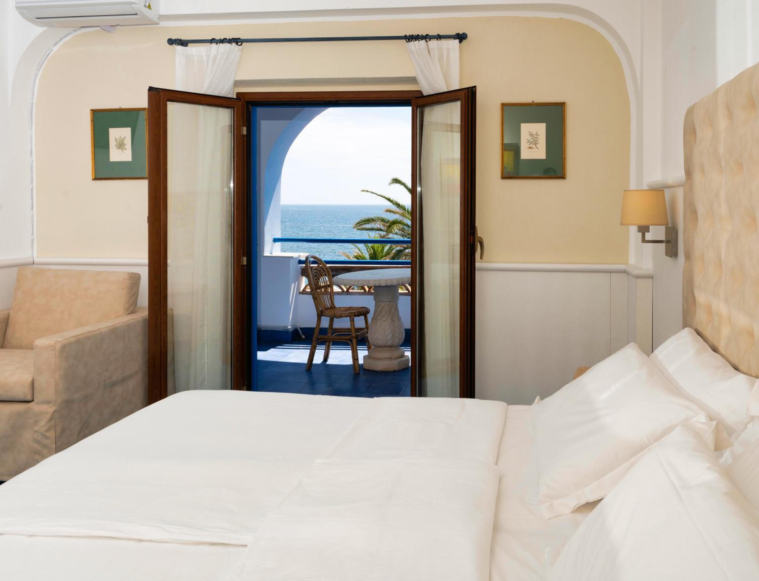 Double or Twin Room with Sea View - Photo 4
