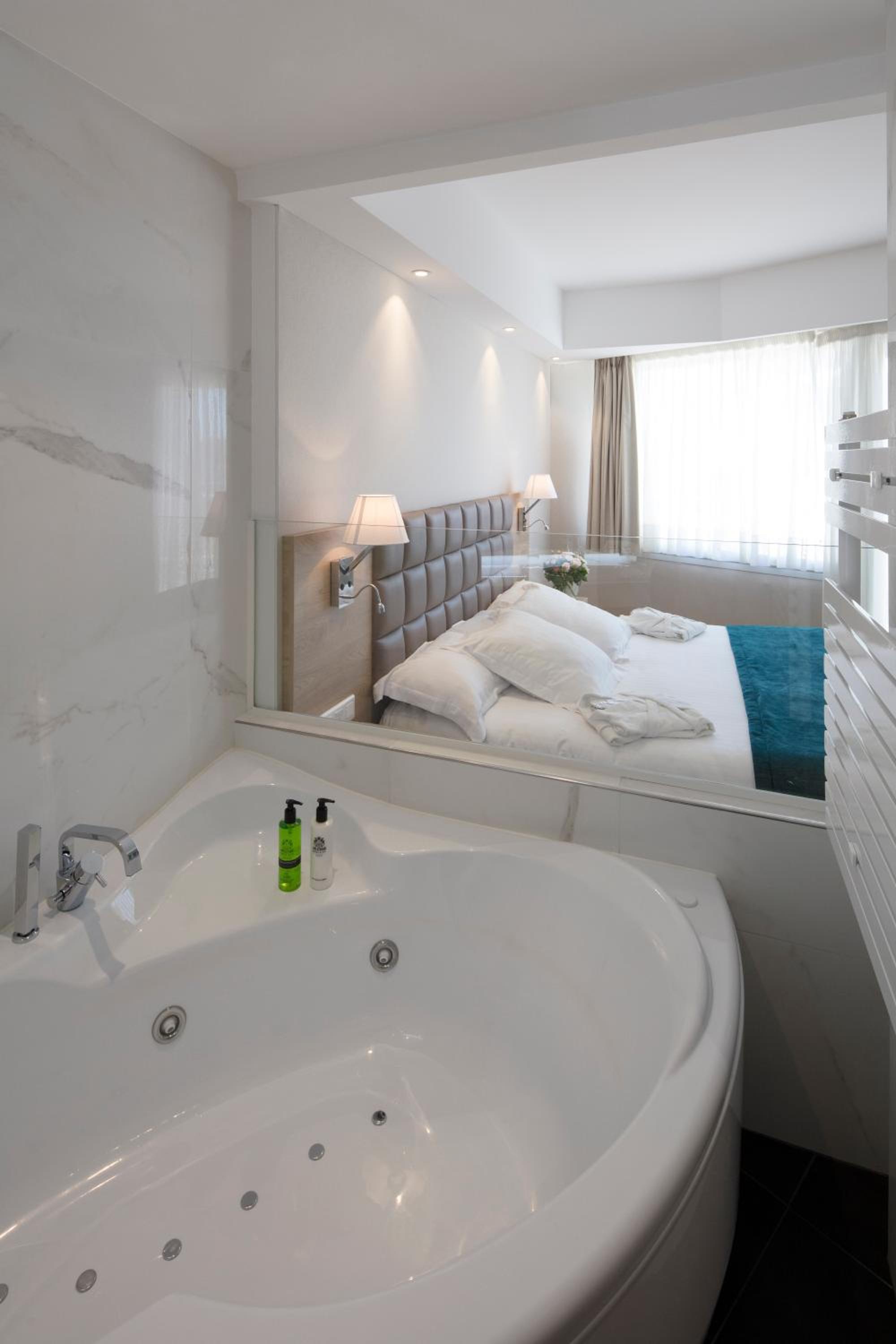 Suite (4 Adults) photo 2