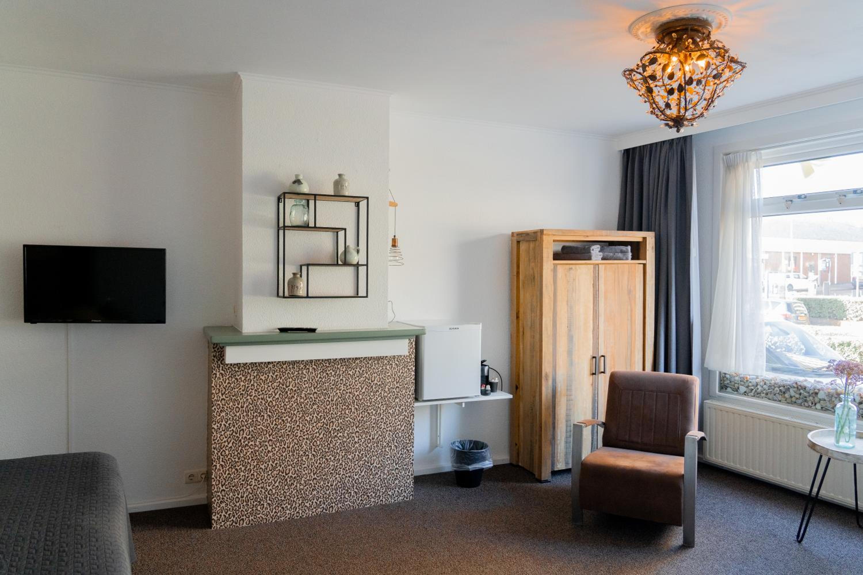 Deluxe Double Room - Photo 9