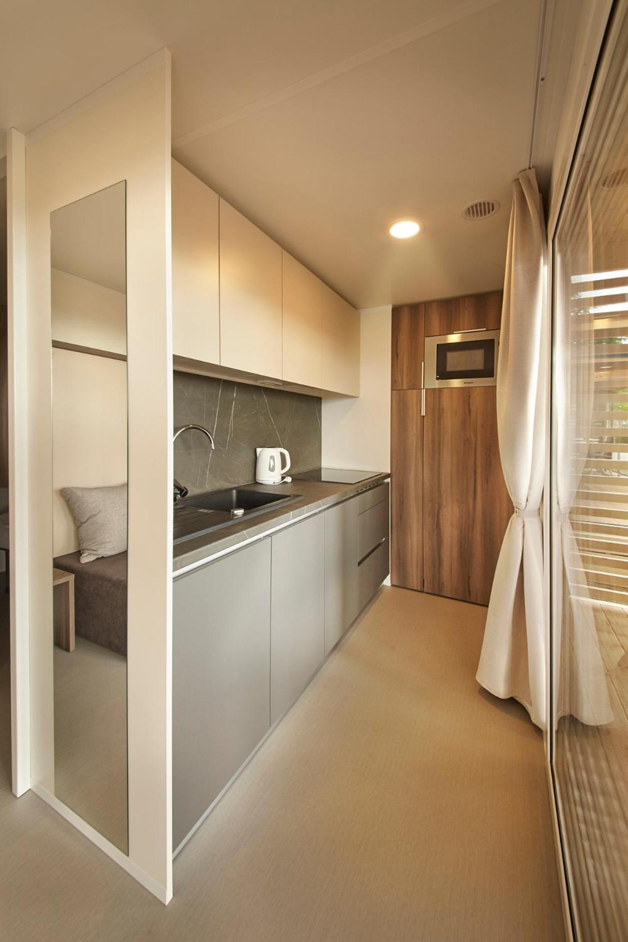 Three-Bedroom Mobile Home with Terrace - Photo 6