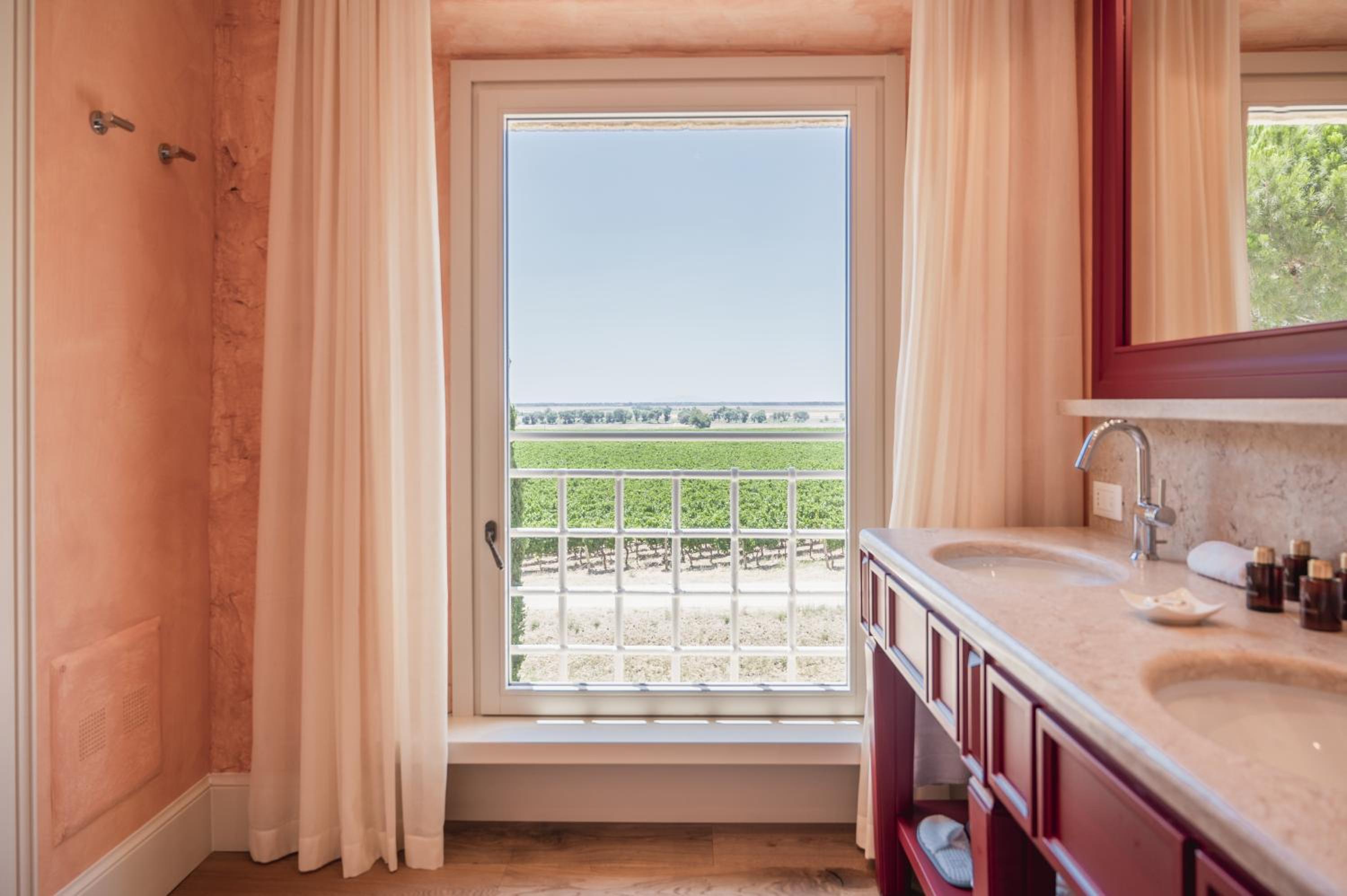 Deluxe Double Room with Garden View - Photo 10