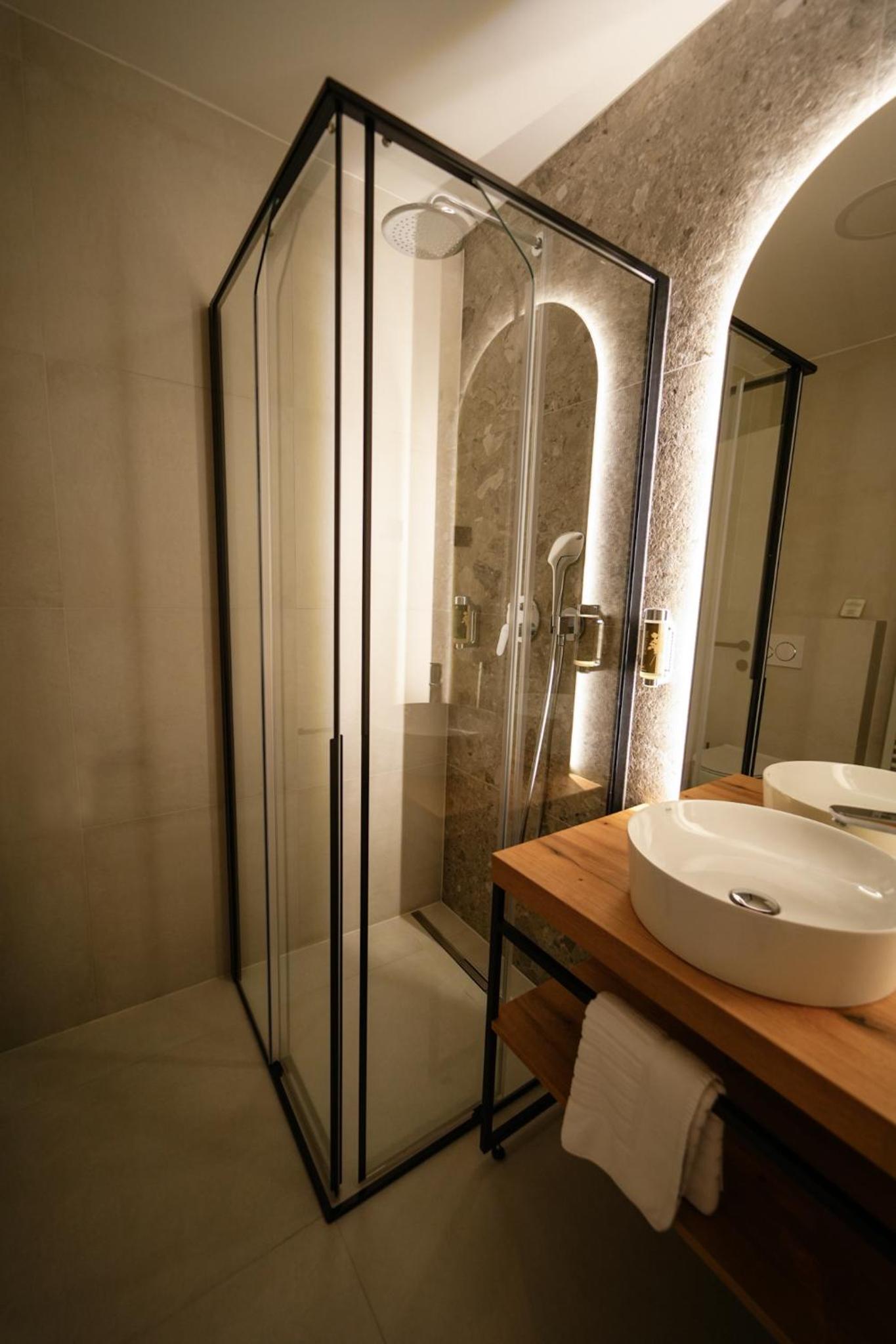 Superior Double Room with Balcony - Photo 2