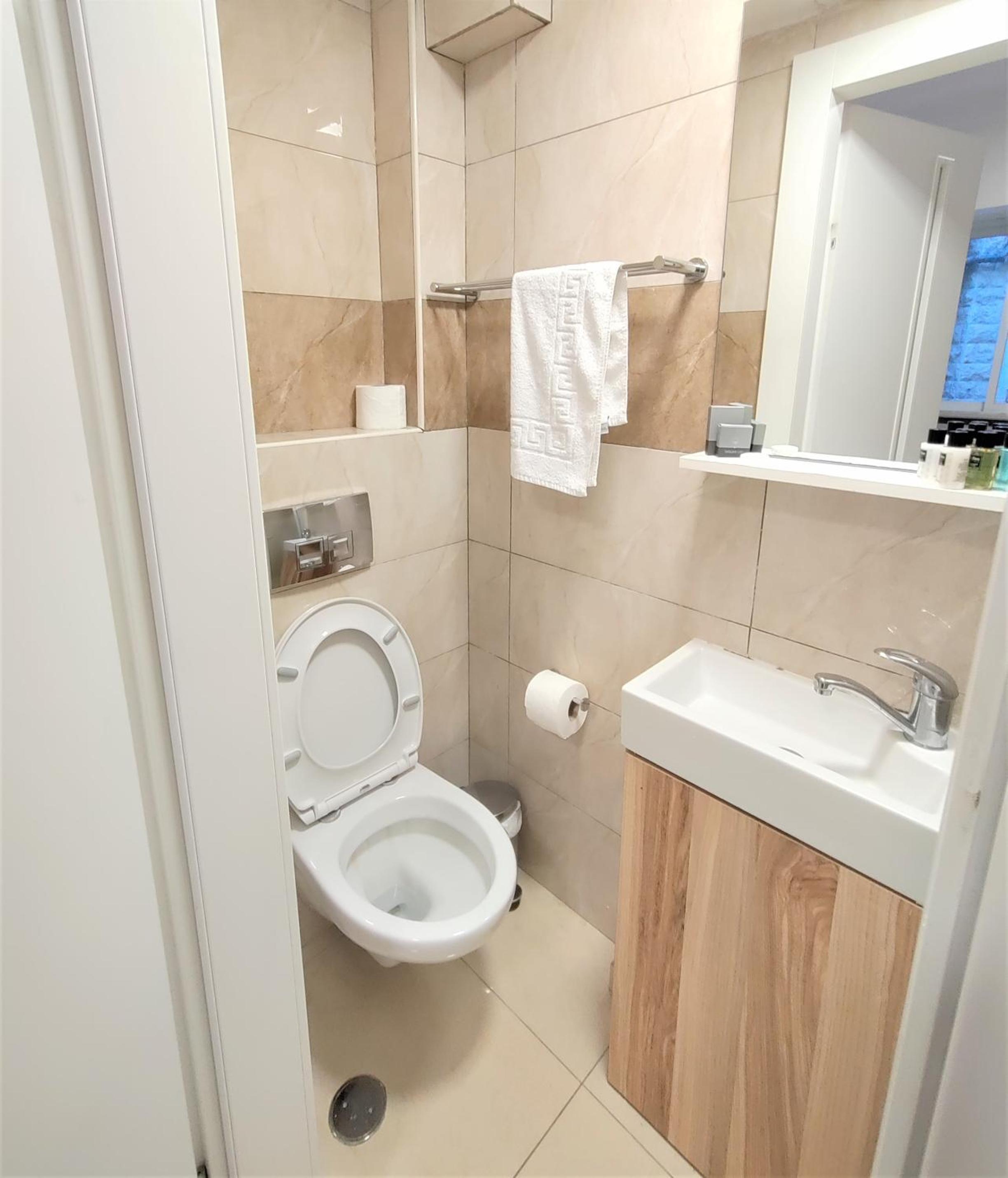 Standard Double or Twin Room with Garden View - Photo 8