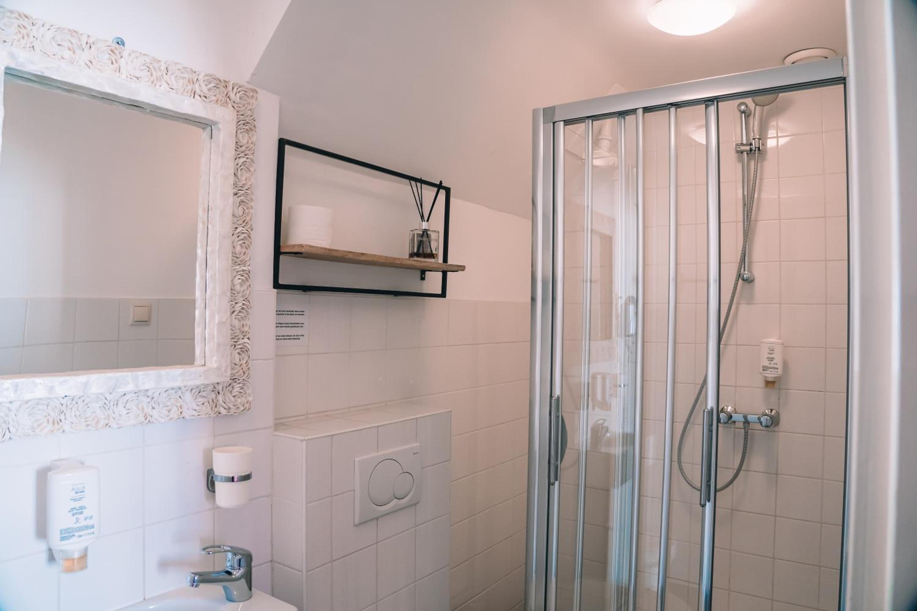 Standard Double Room - Photo 22
