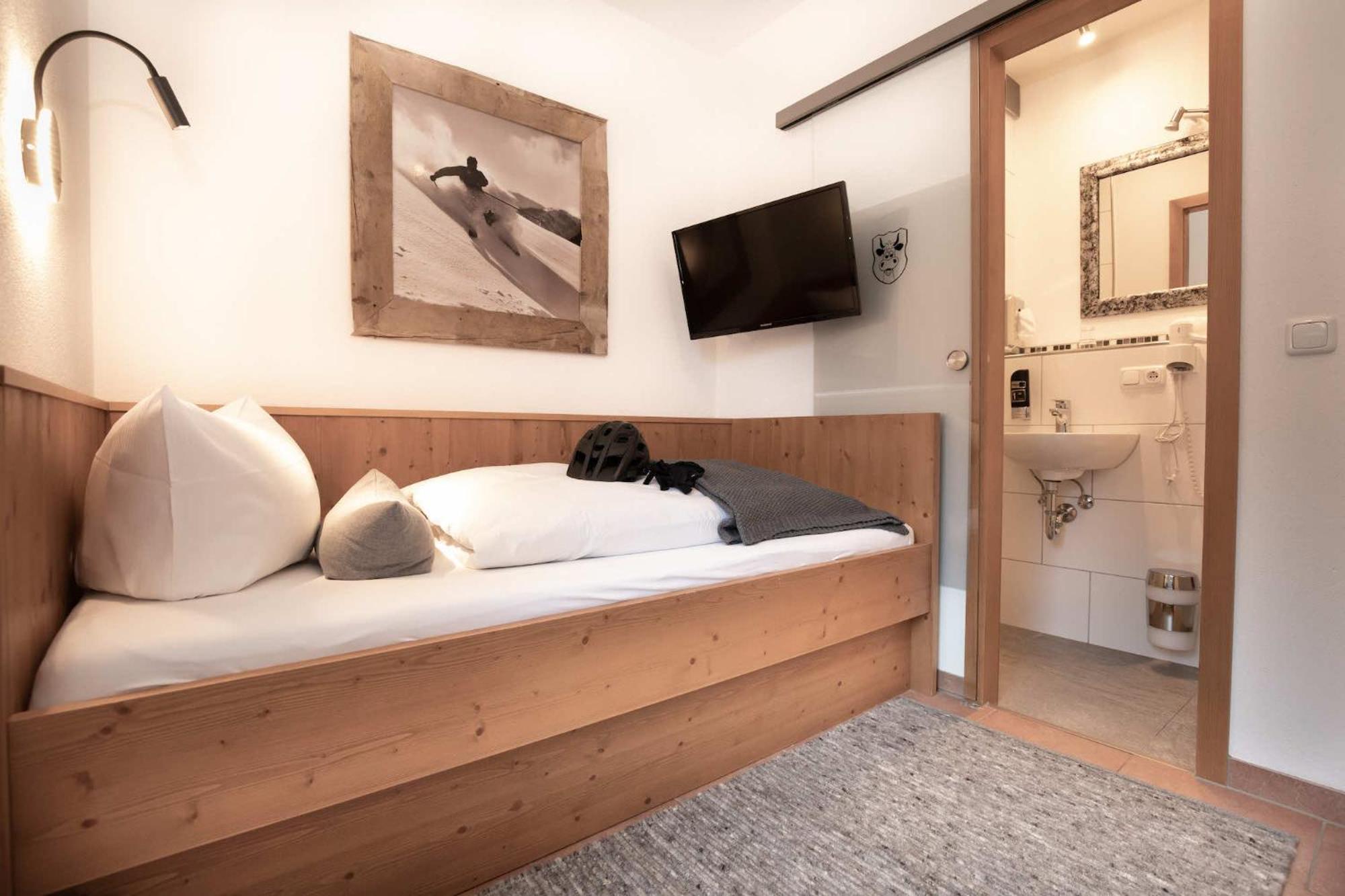 Single Room with Bathroom photo 2