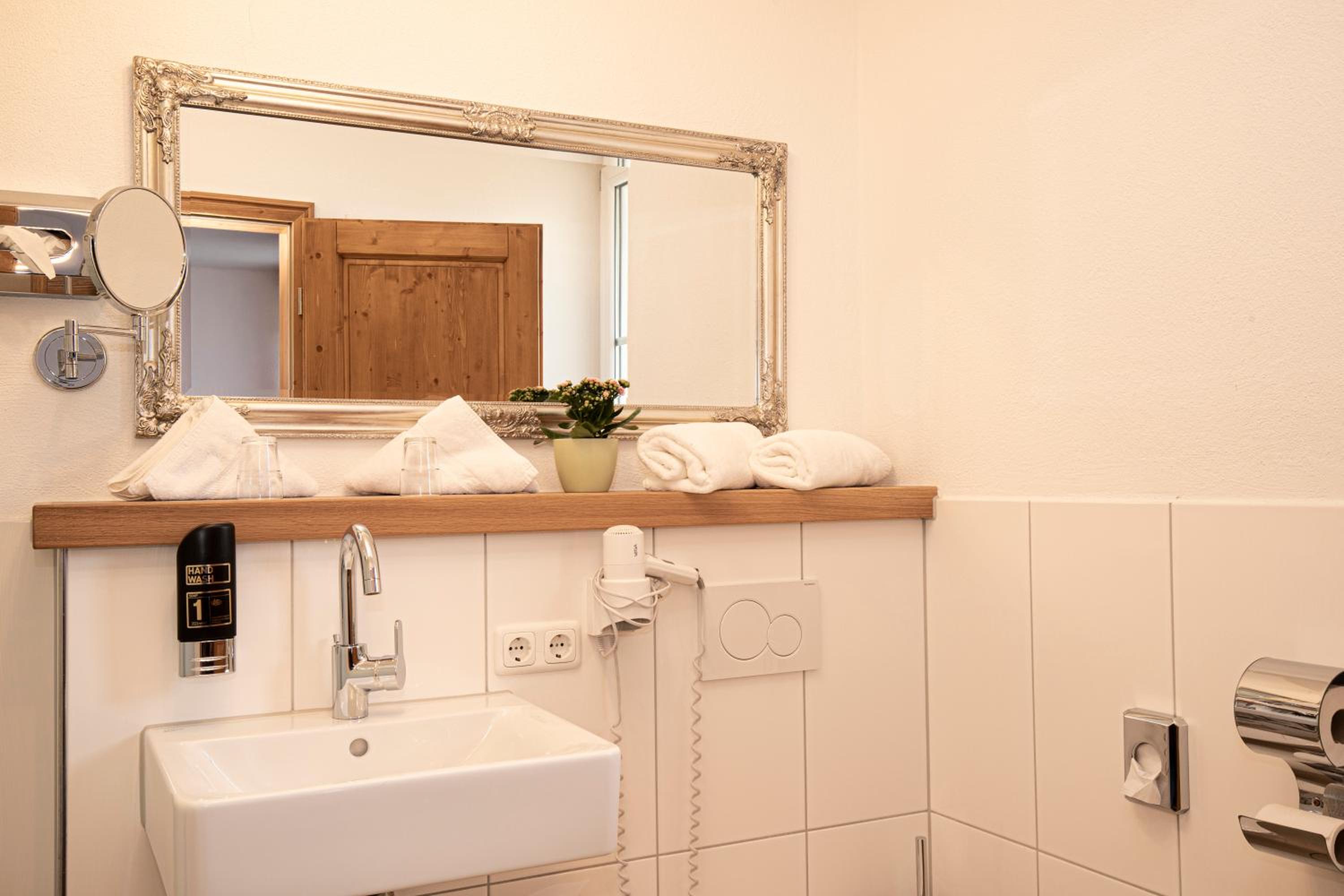 Single Room with Bathroom photo 3