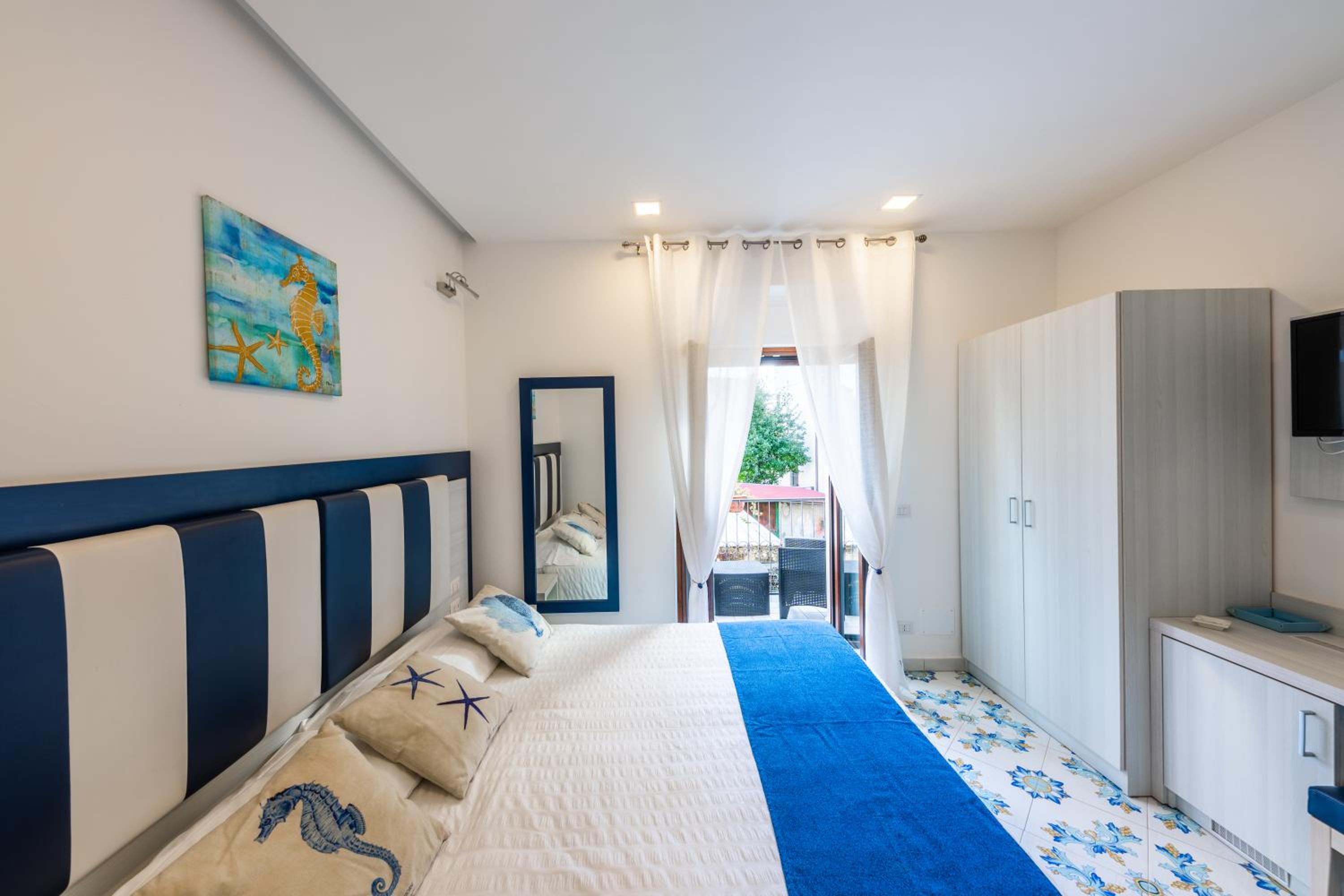 Superior Double or Twin Room with Terrace - Photo 9