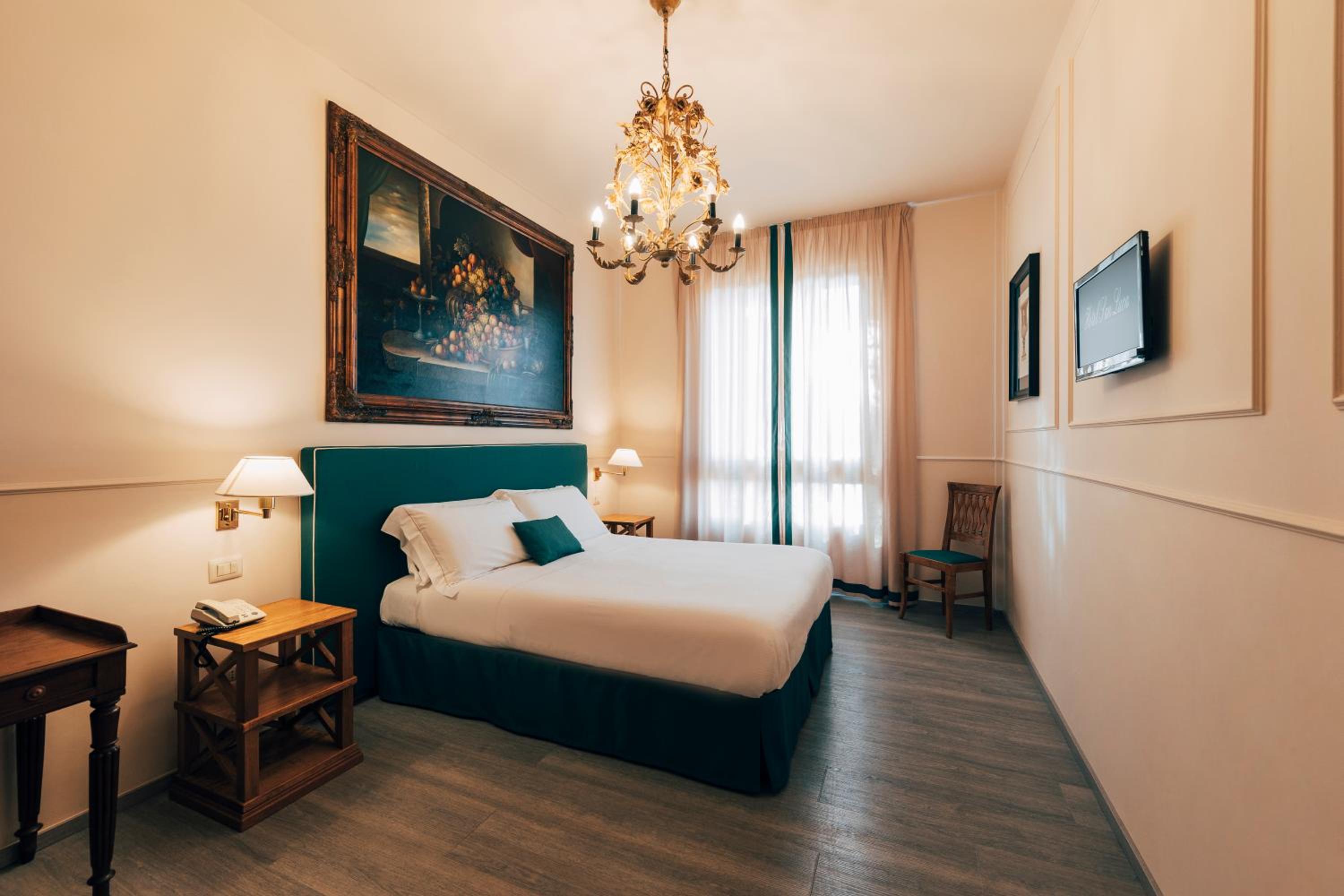 Superior Double or Twin Room photo 3