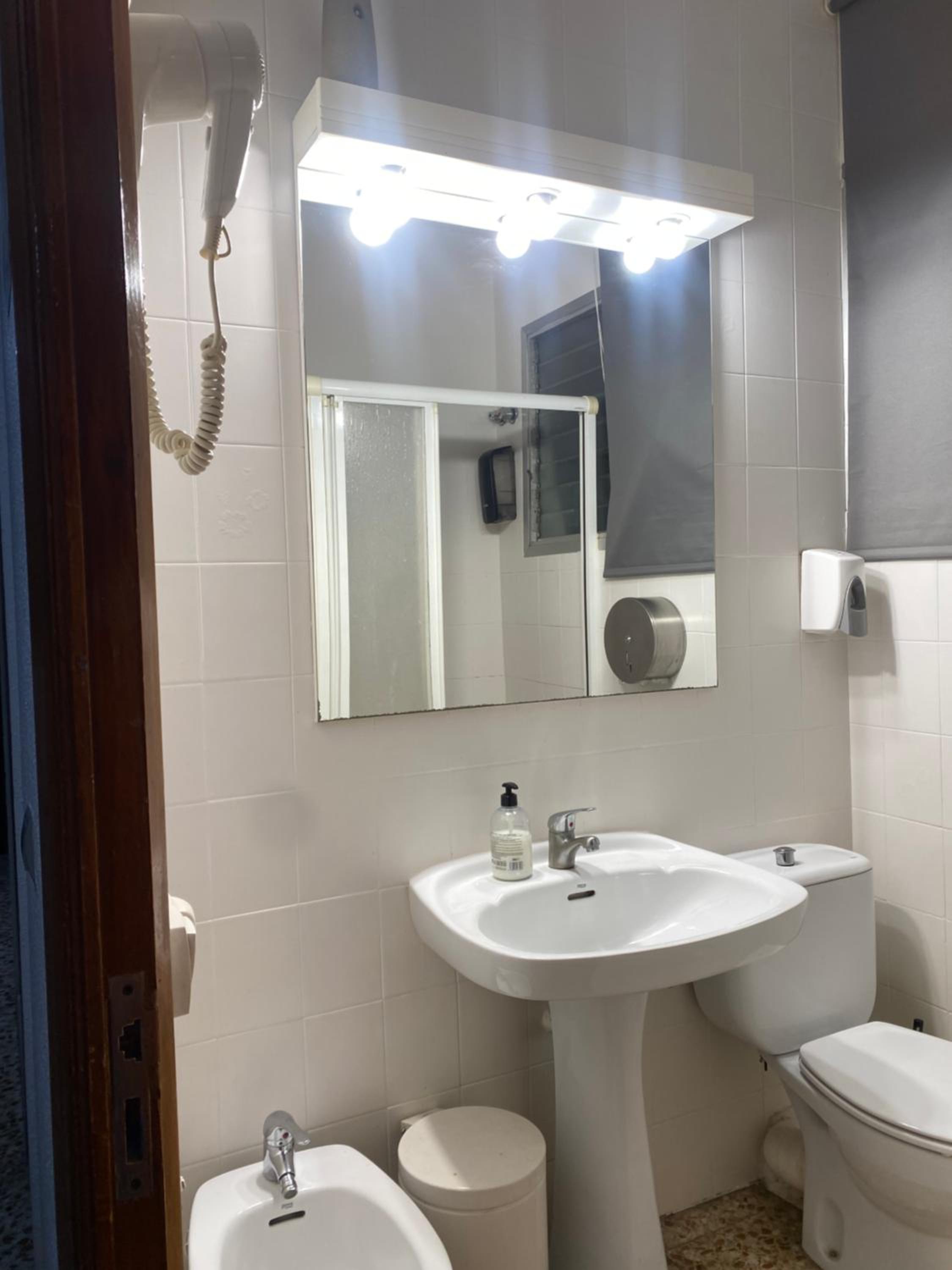 Twin Room with Shared Toilet photo 2