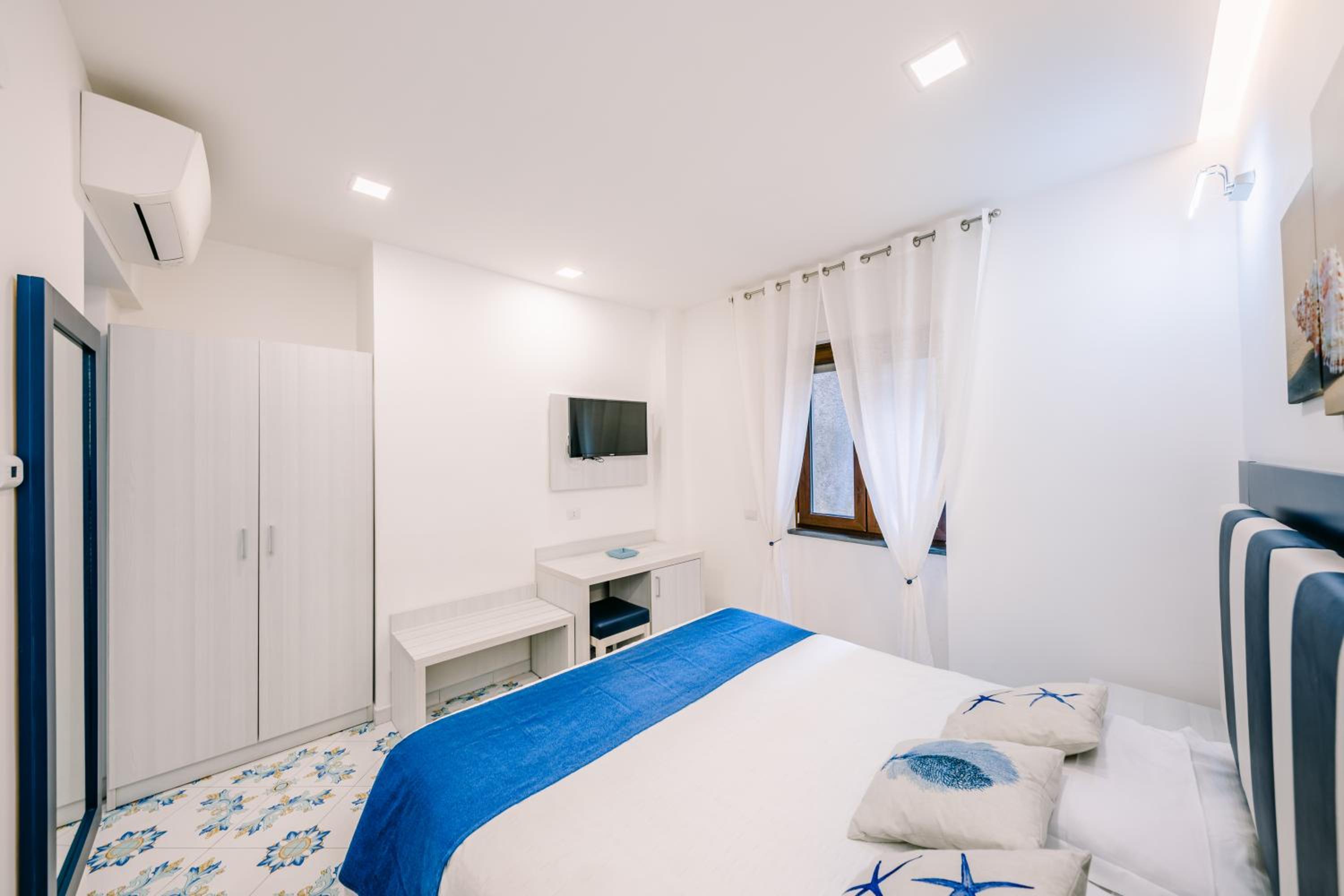Double or Twin Room with Private Bathroom - Photo 3