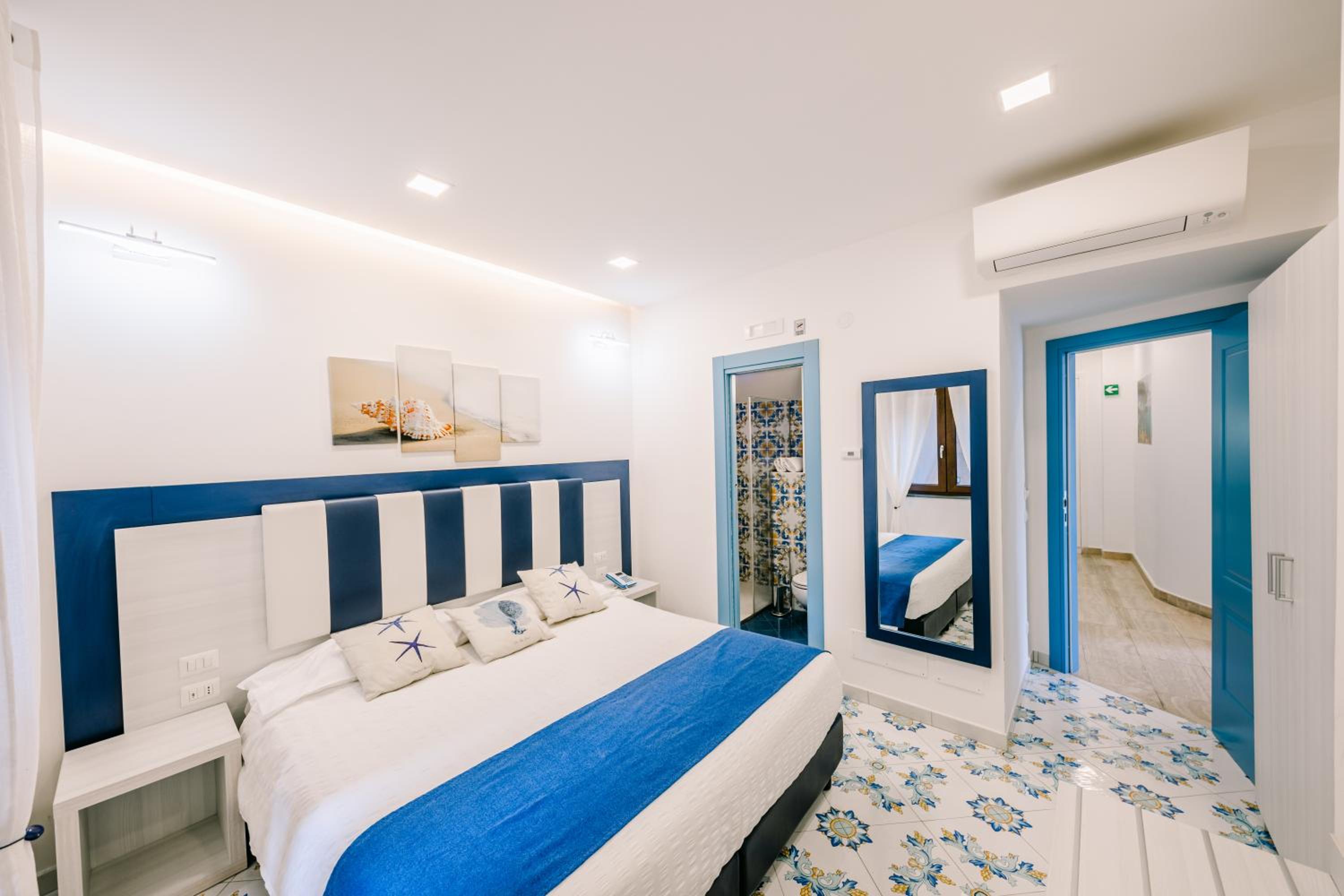 Double or Twin Room with Private Bathroom - Photo 2