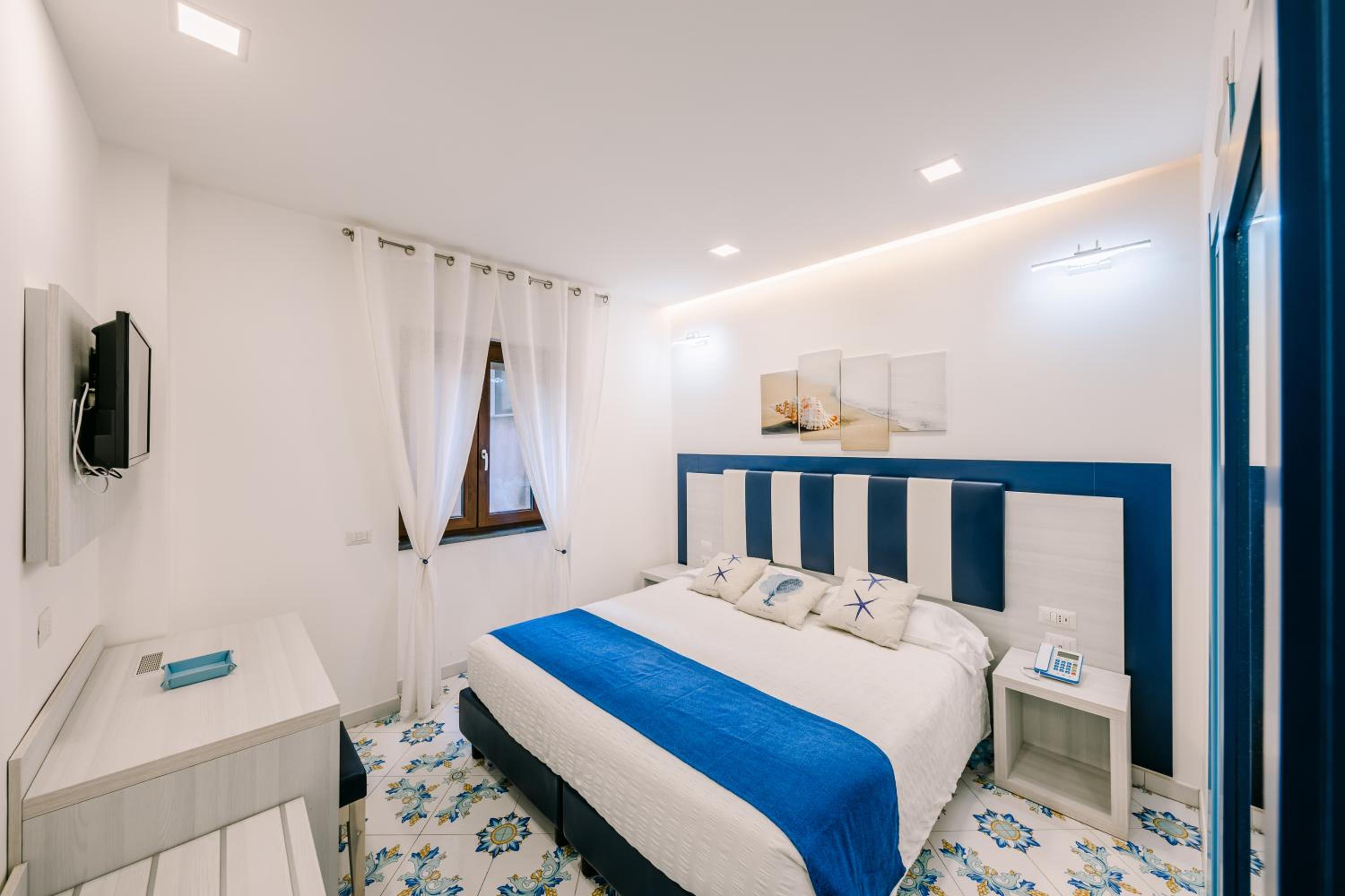 Double or Twin Room with Private Bathroom - Photo 5