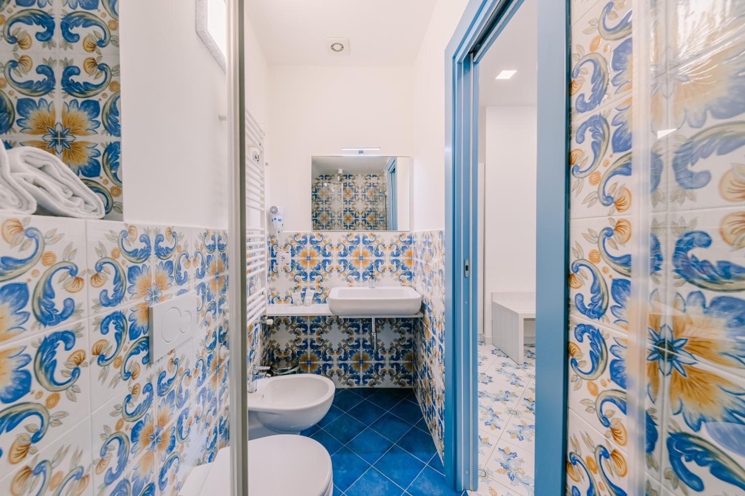 Double or Twin Room with Private Bathroom - Photo 6