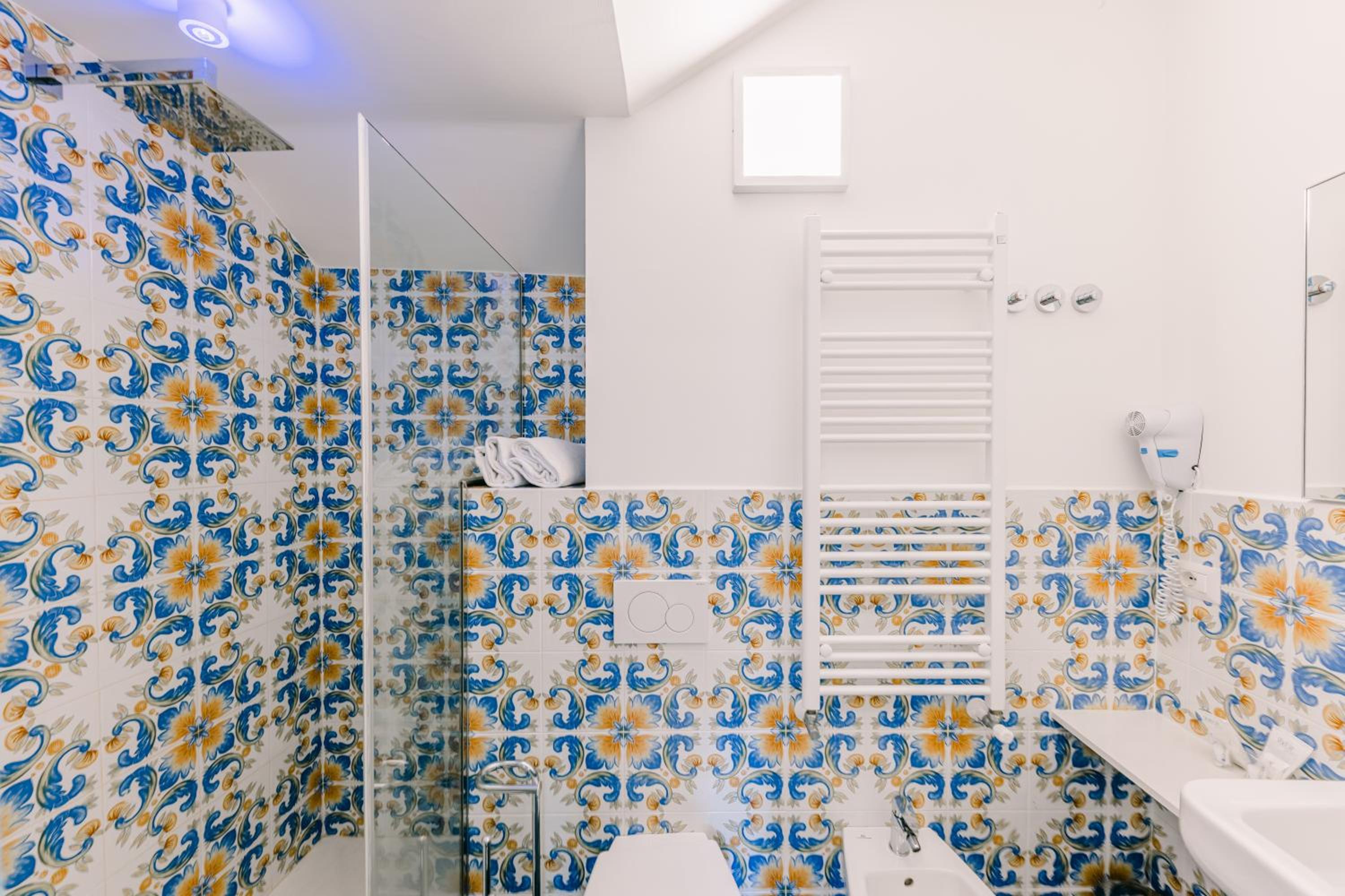 Double or Twin Room with Private Bathroom - Photo 4