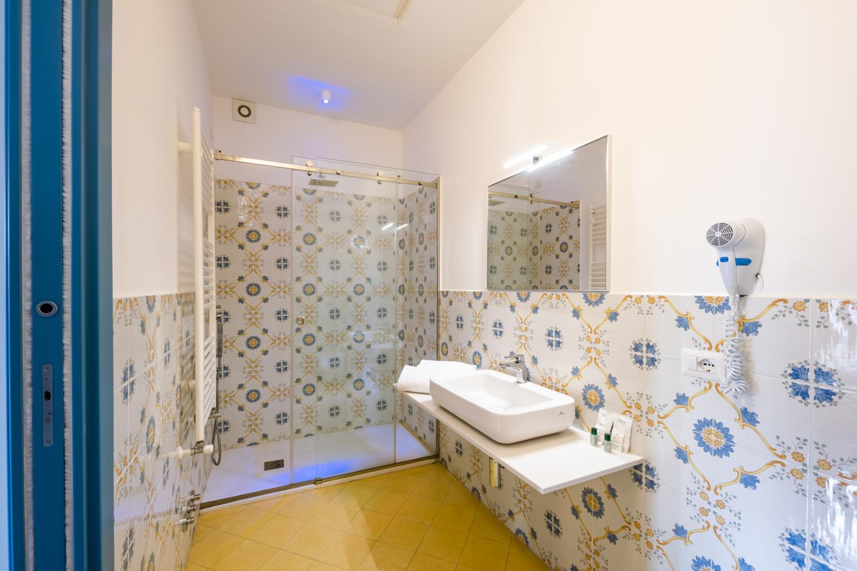 Superior Deluxe Double or Twin Room  - Photo 7