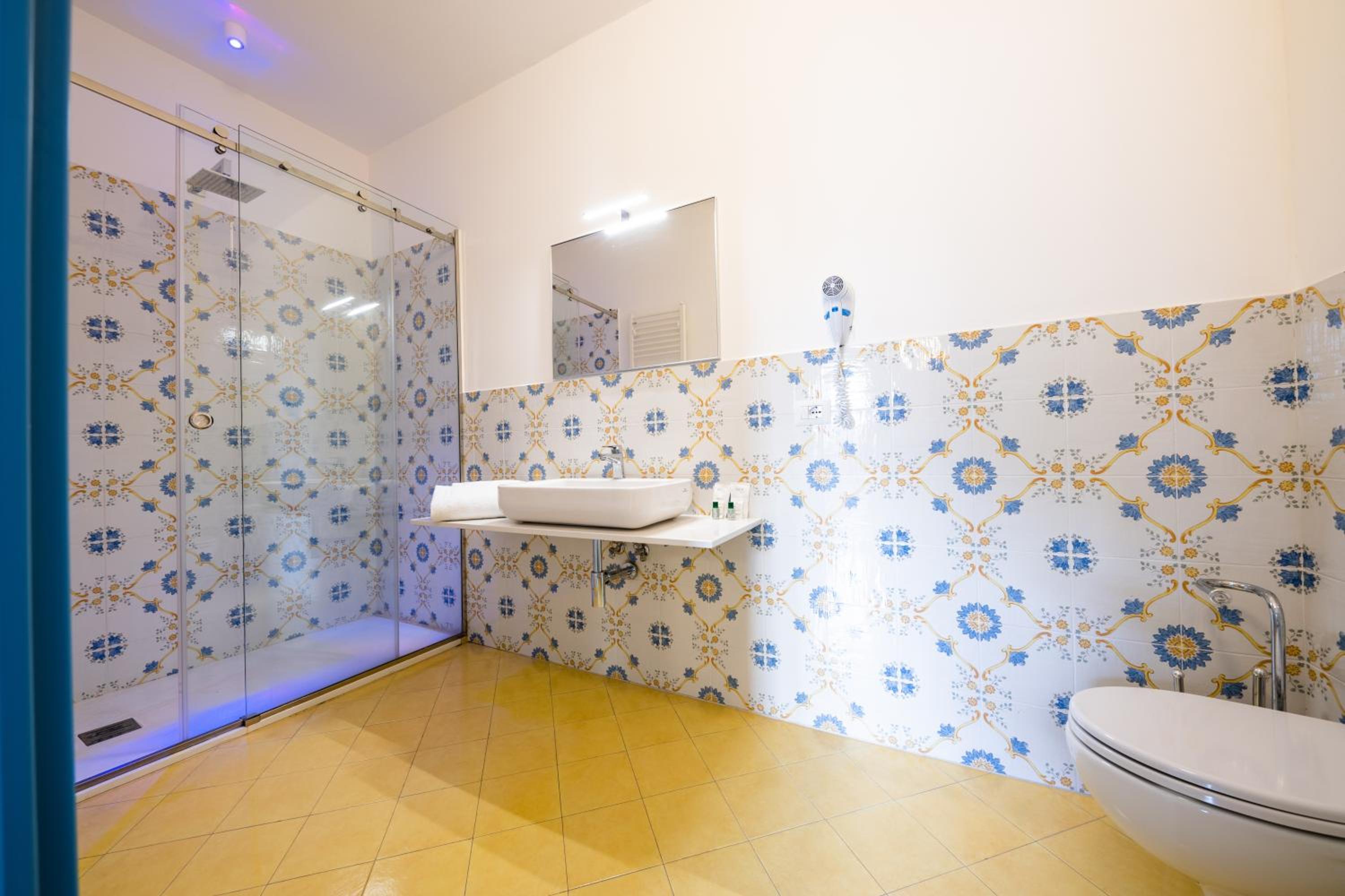 Superior Deluxe Double or Twin Room  - Photo 6