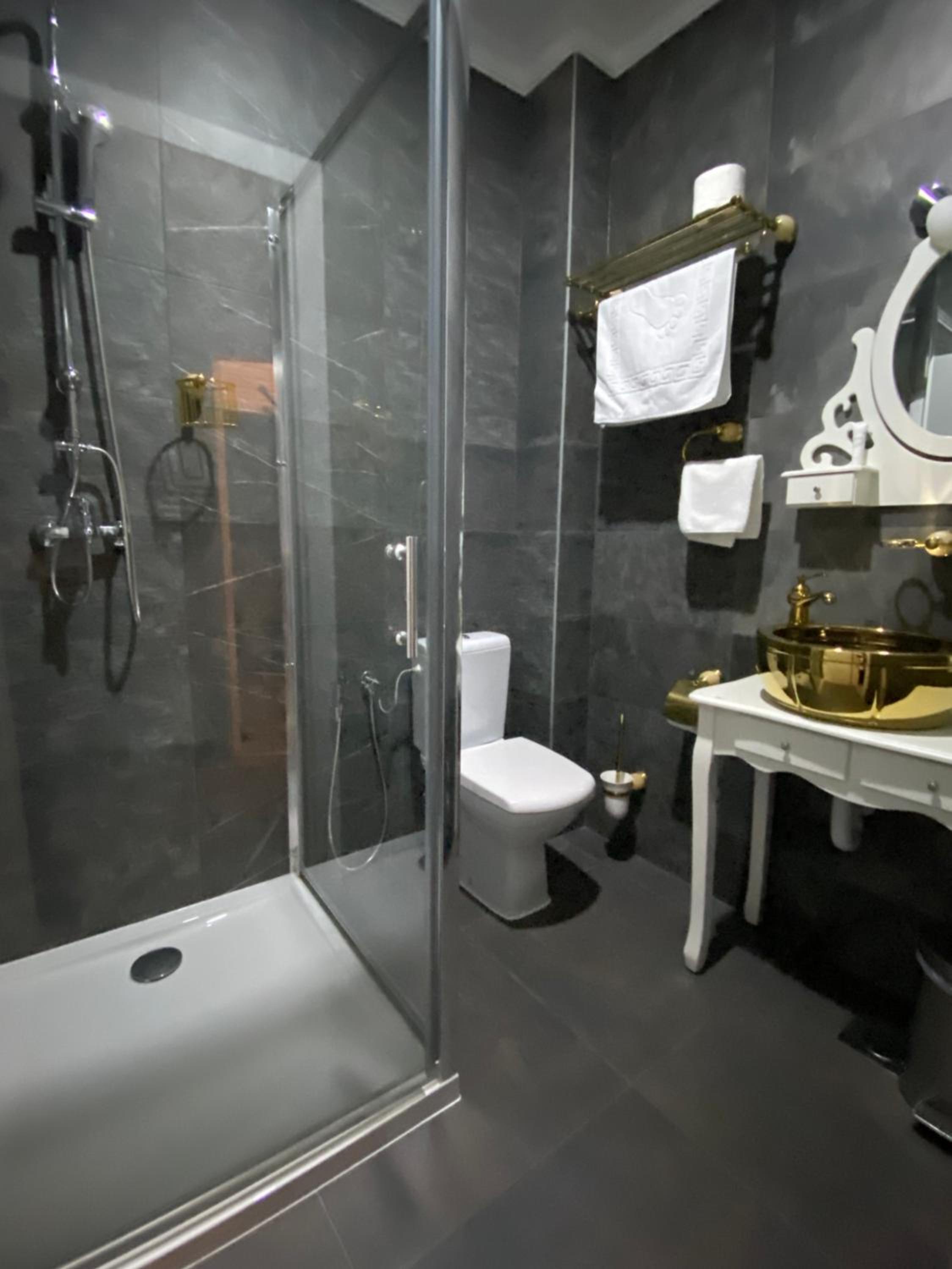 Quadruple Room with Private Bathroom photo 2