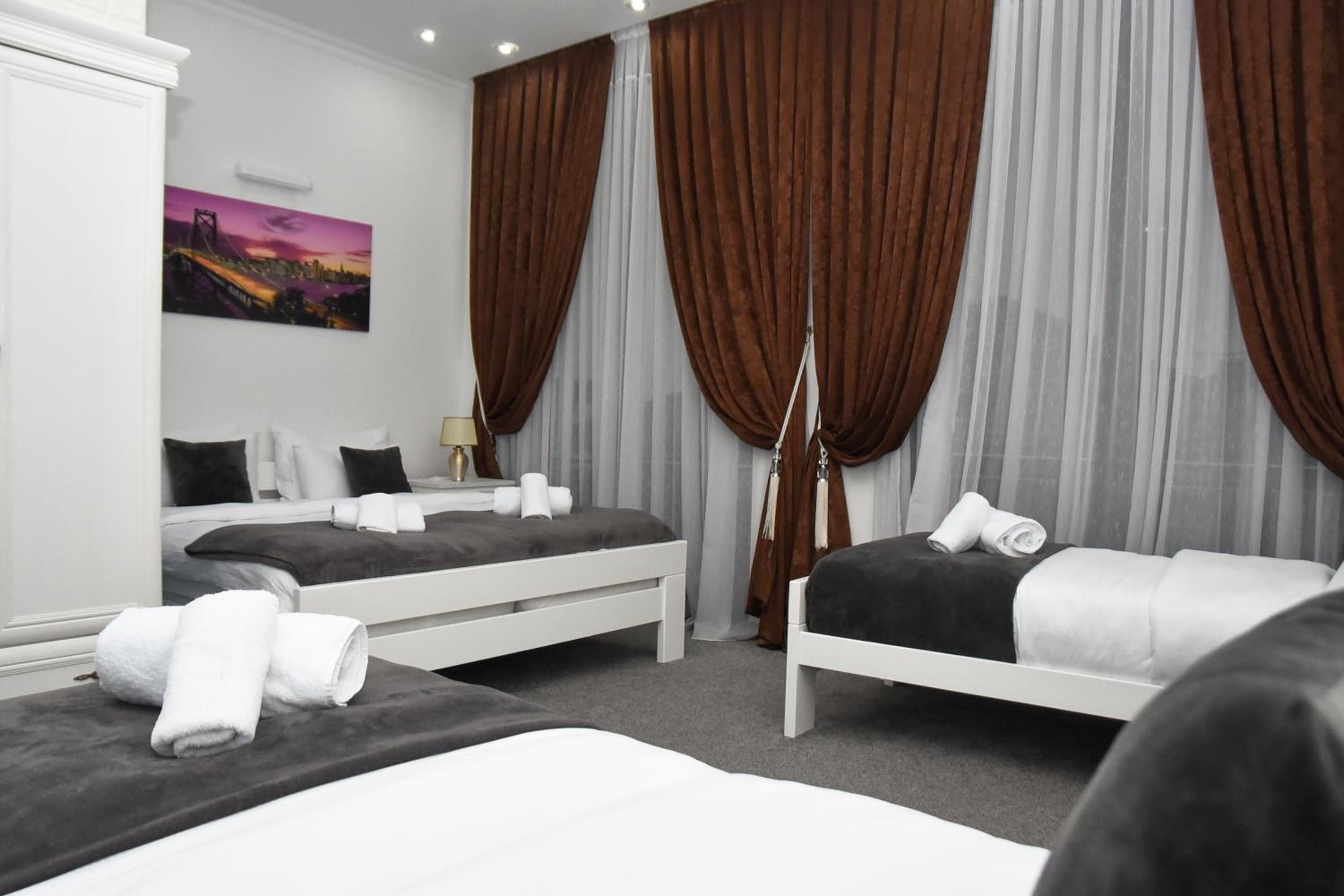 Quadruple Room with Private Bathroom photo 3