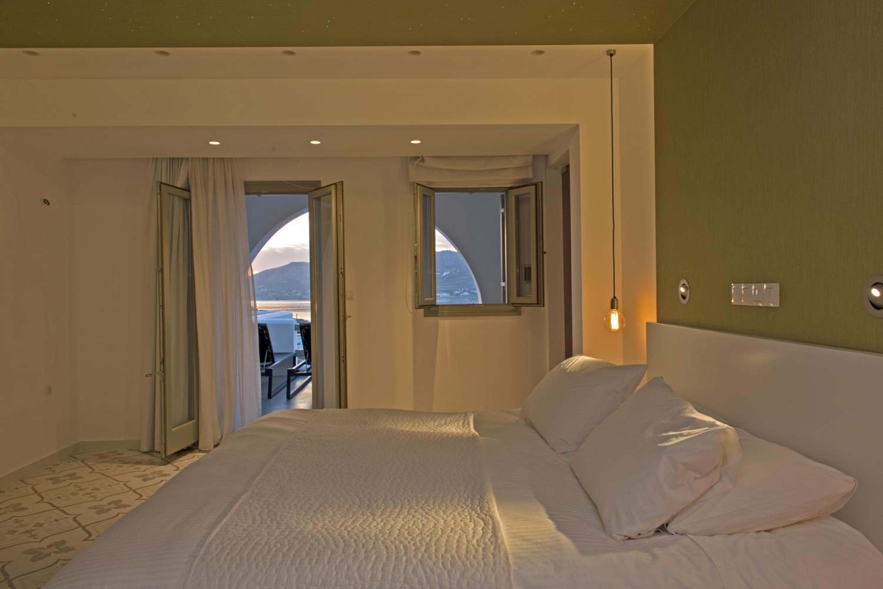 Suite with Outdoor Hot Tub and Panoramic Sea View