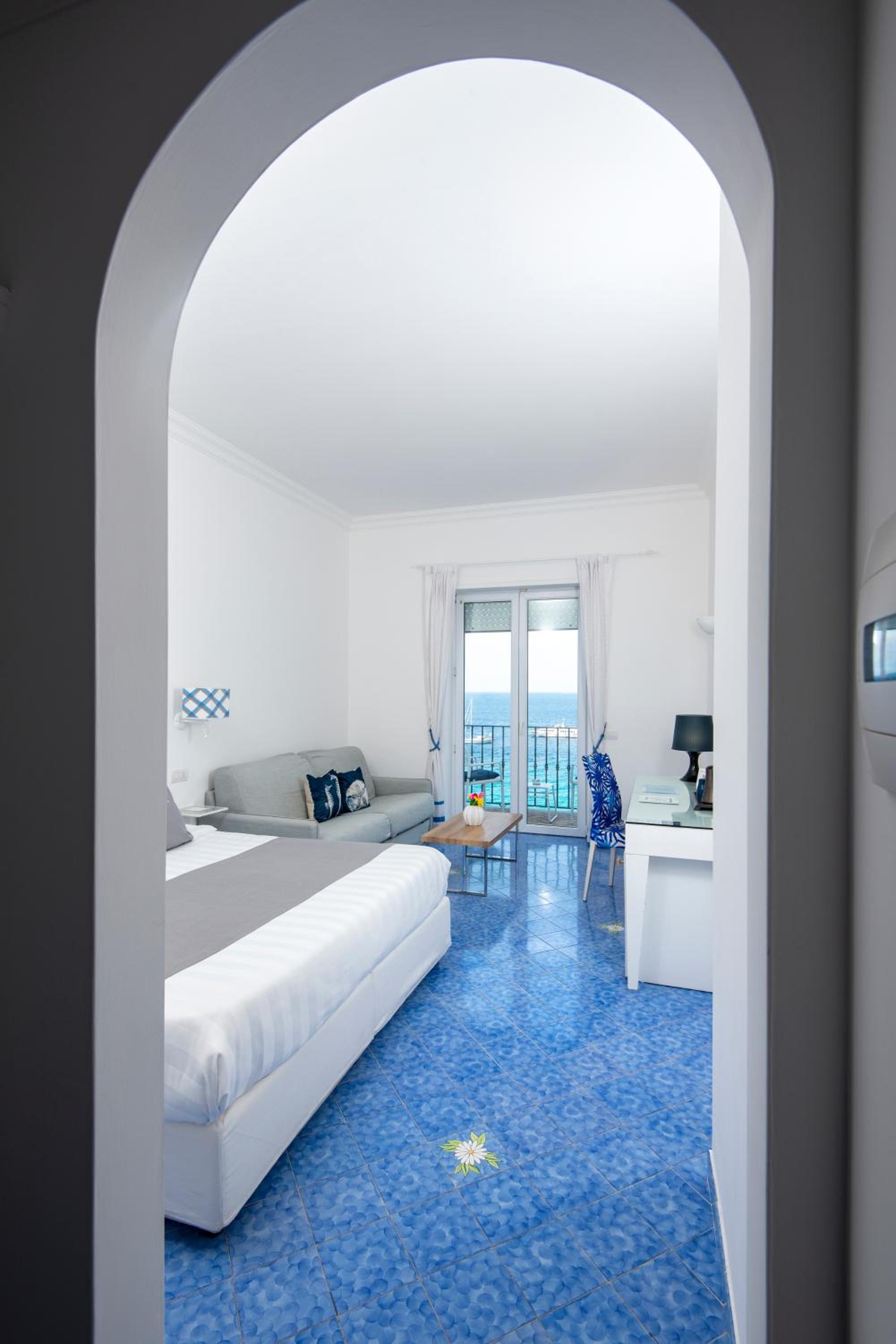 Family Room with Sea View and Balcony - Photo 5