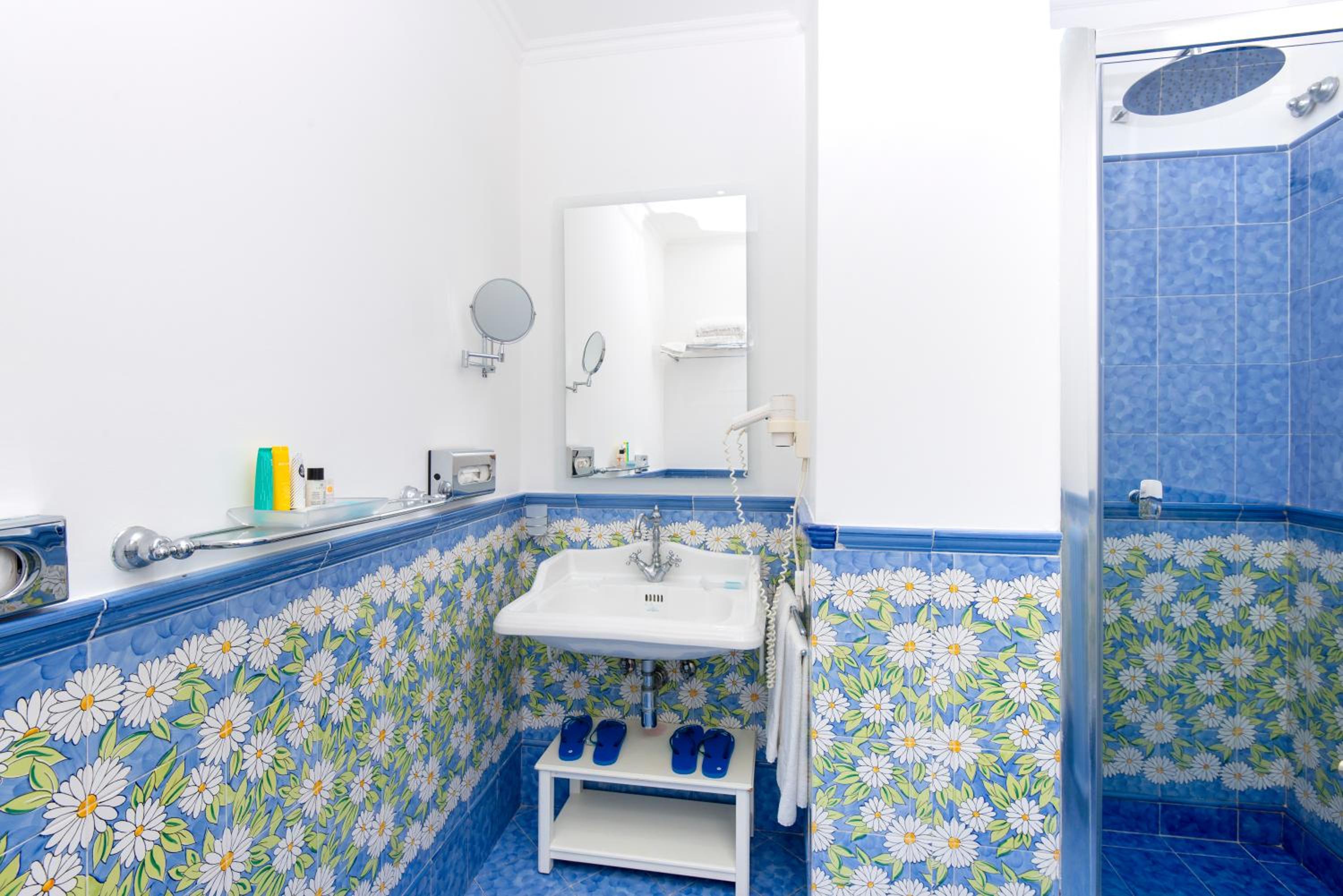 Deluxe Double Room with Sea View - Photo 4