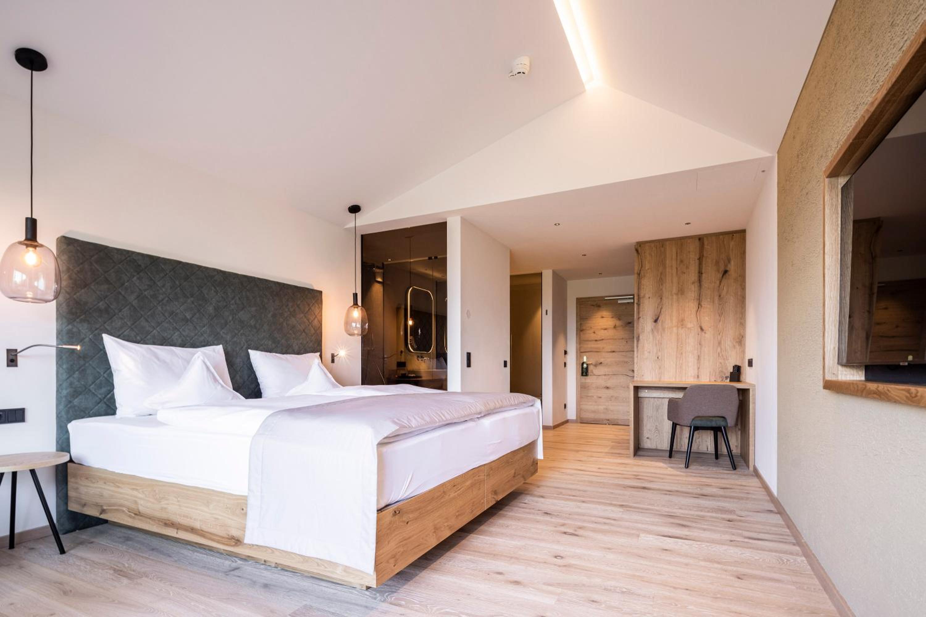 Deluxe Double Room with Balcony and Mountain View photo 1