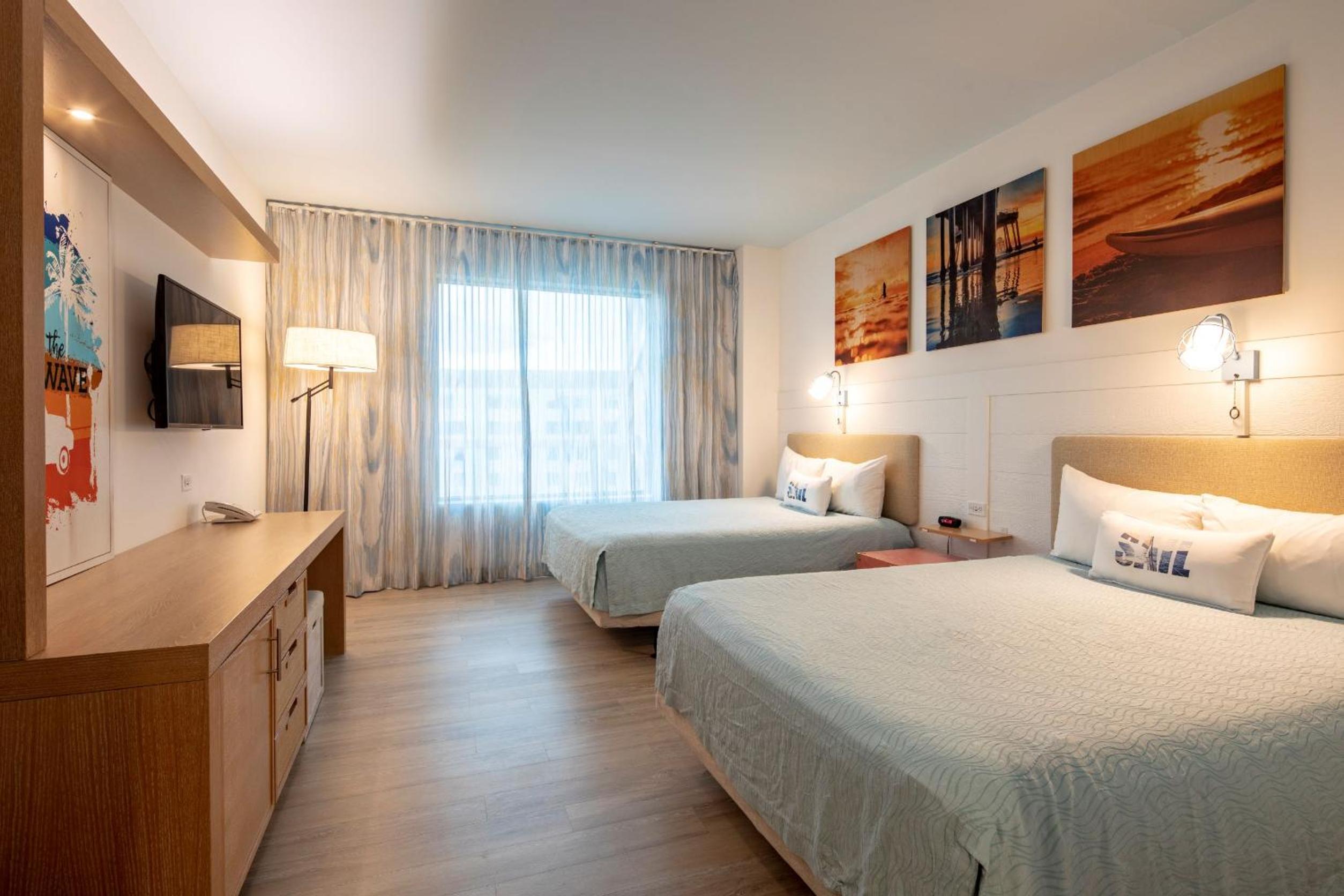 Standard Room with ADA Tub Mobility Accessible (Includes Early Park Admission*)
