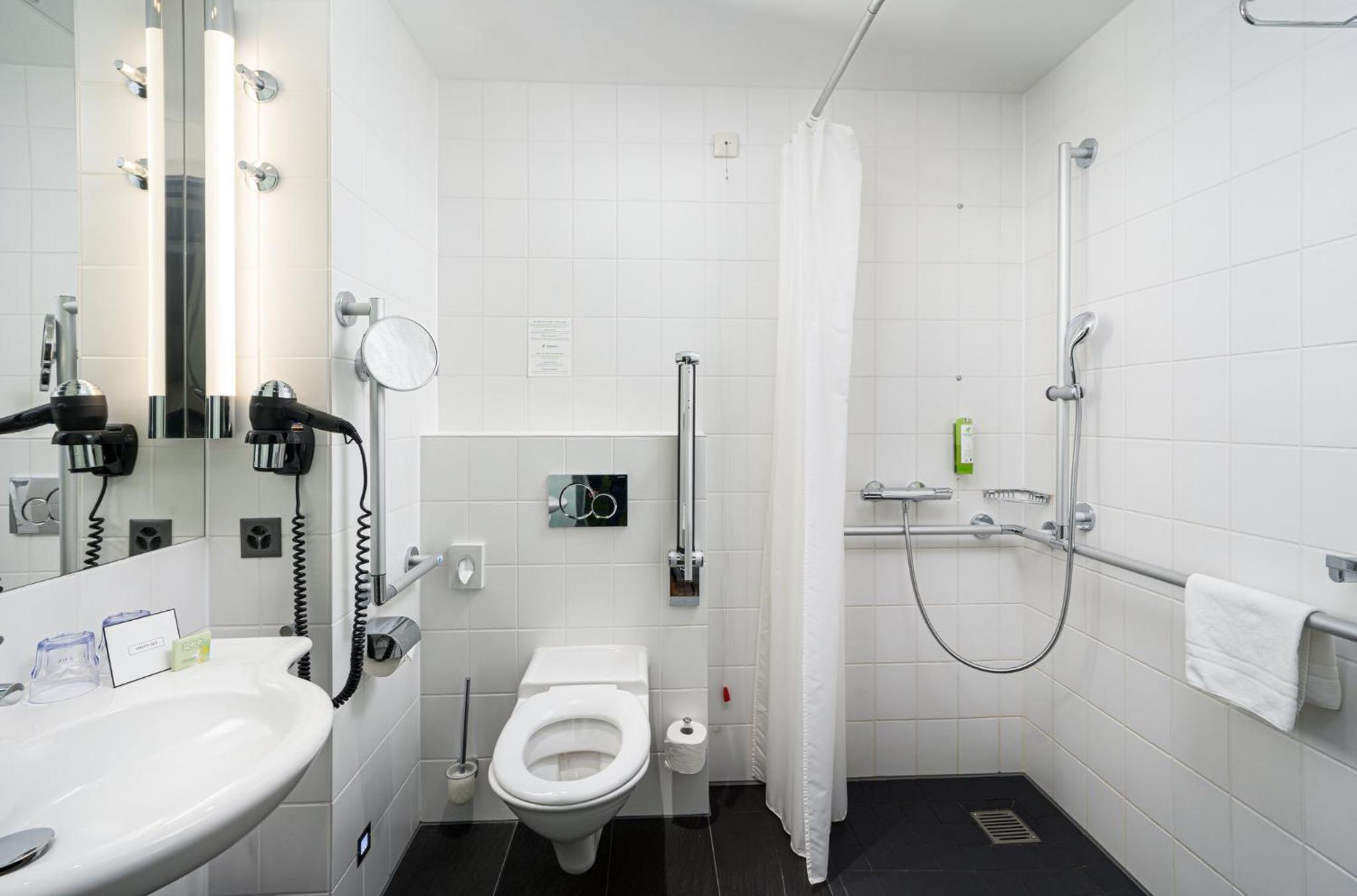 Standard Queen Room - Accessible - Photo 8