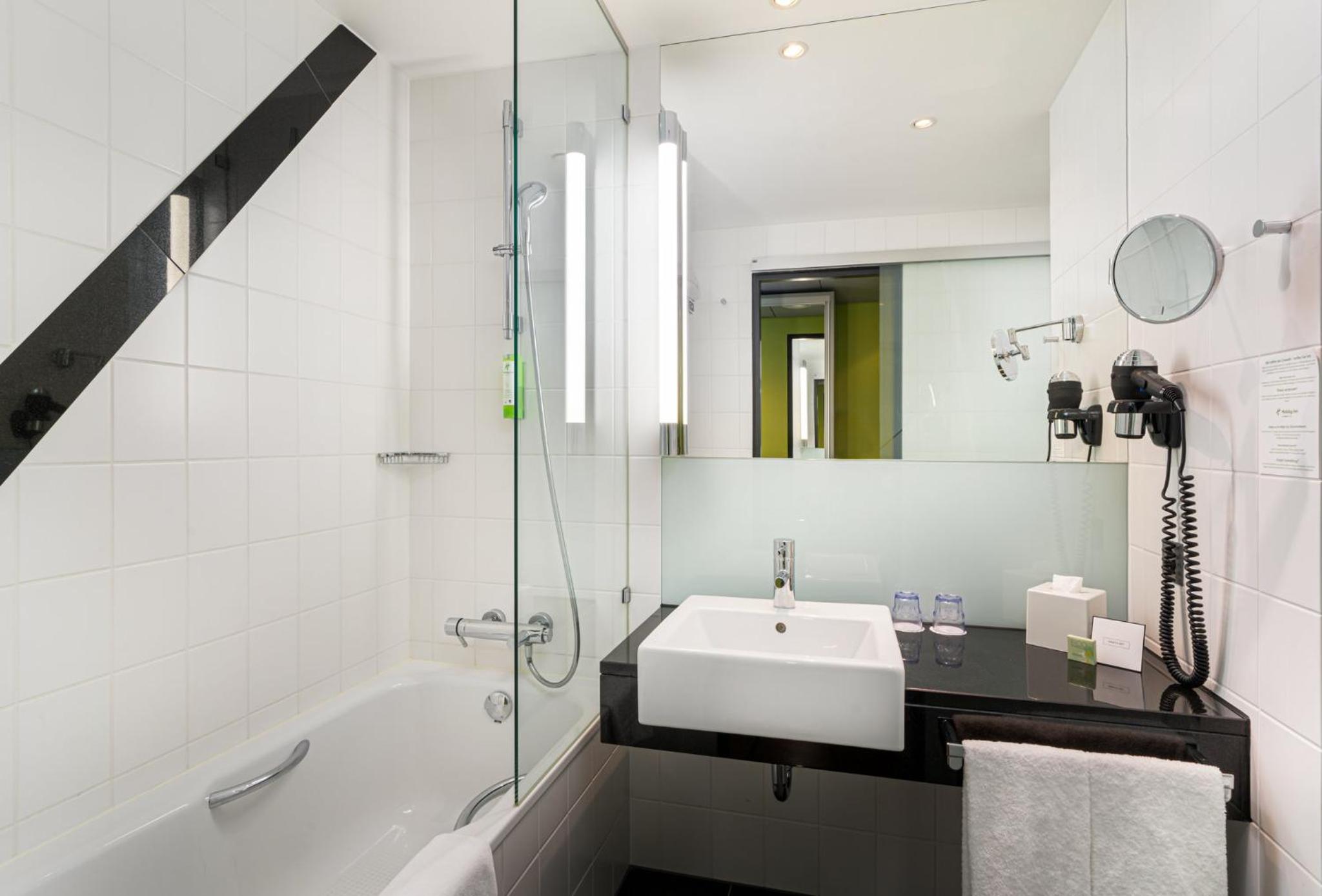 Standard Twin Room - Photo 7