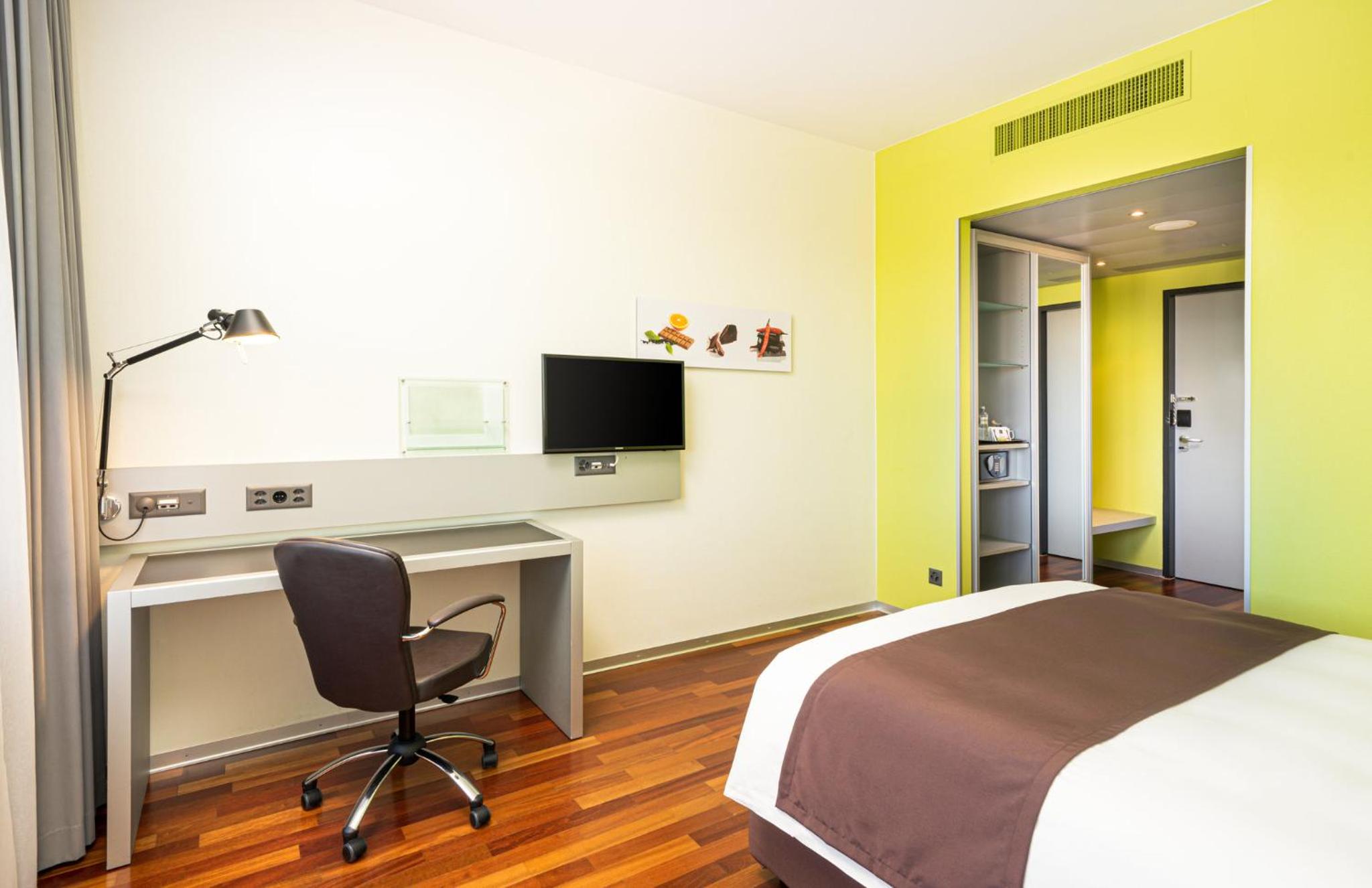 Standard Queen Room - Accessible - Photo 6