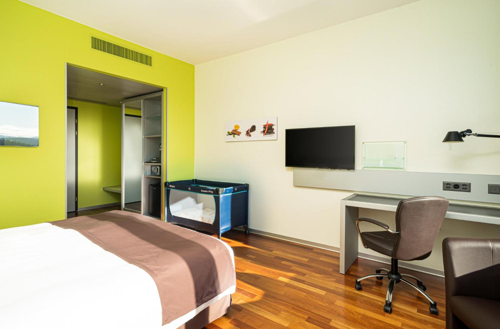 Premium King Room - Photo 7