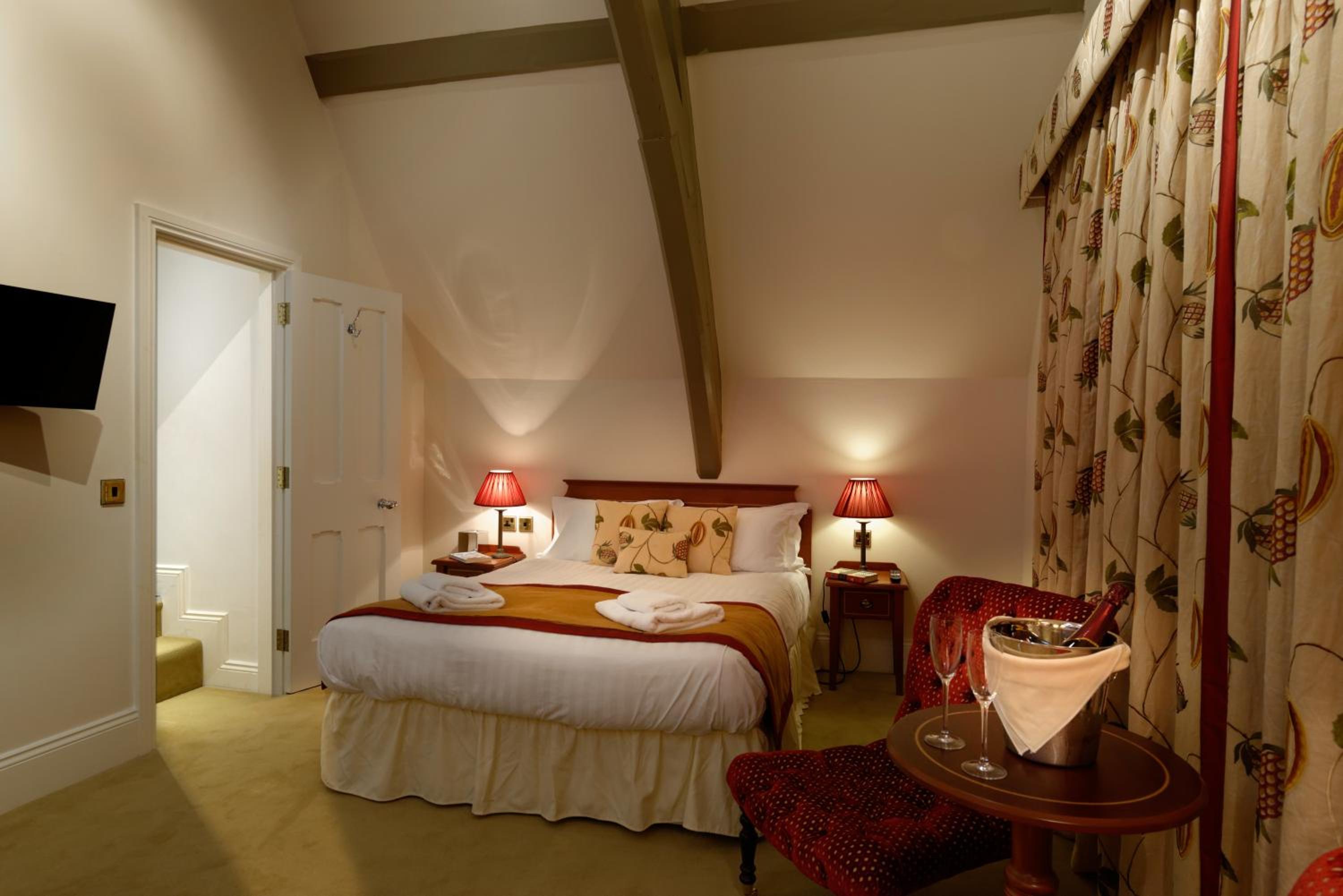 Master Red Room  - Photo 3